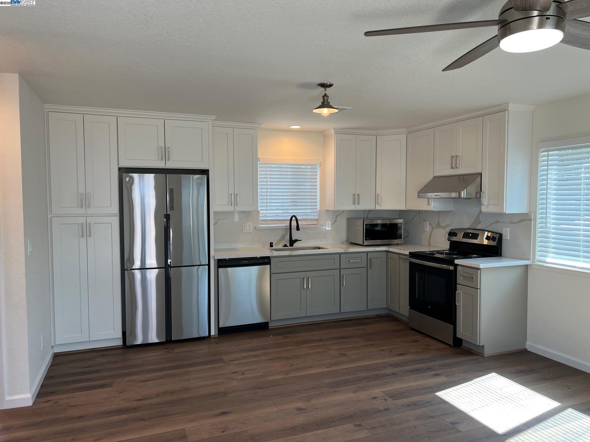 Detail Gallery Image 3 of 24 For 1637 Pine St, Livermore,  CA 94551 - 2 Beds | 2 Baths