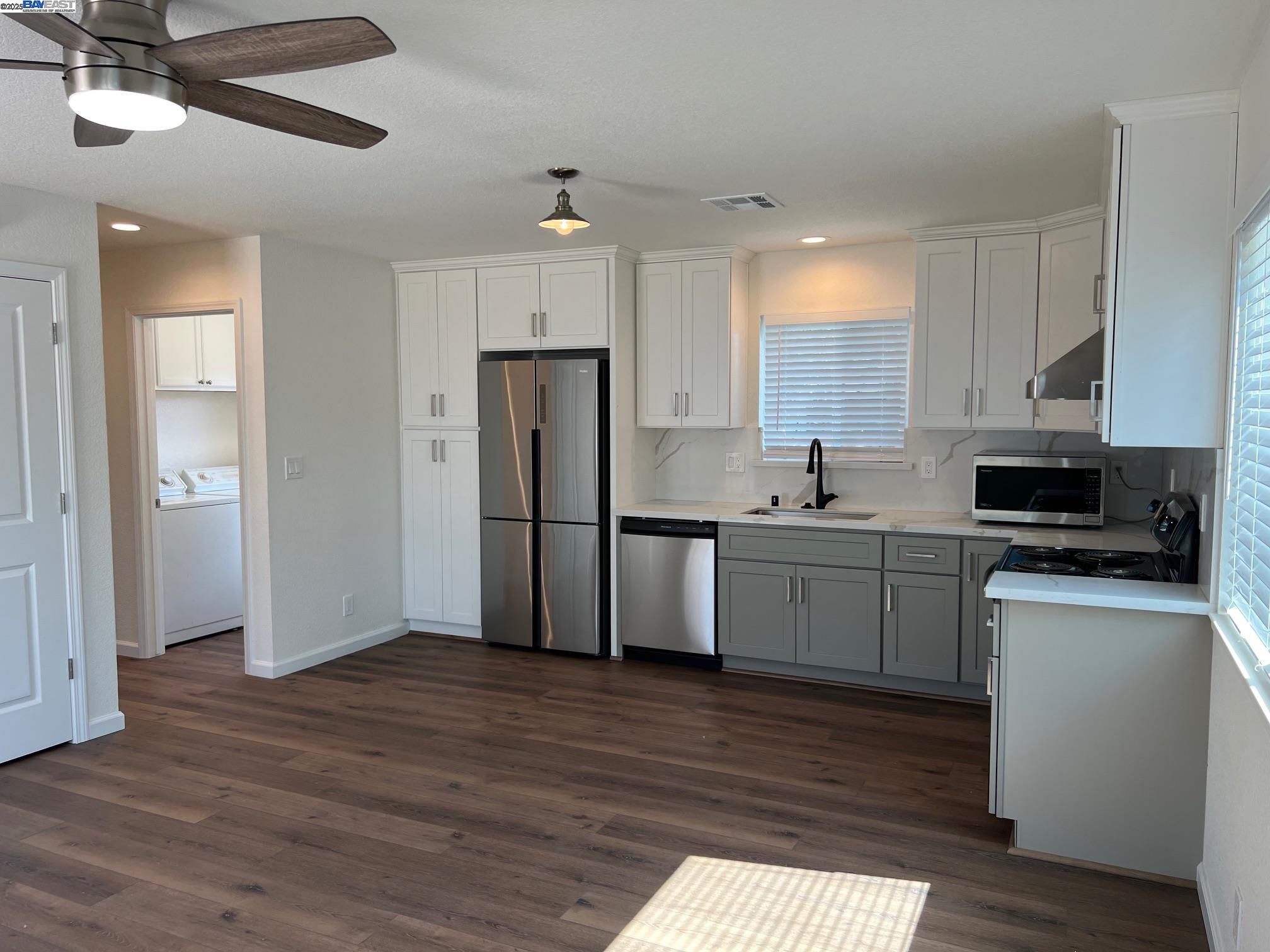 Detail Gallery Image 4 of 24 For 1637 Pine St, Livermore,  CA 94551 - 2 Beds | 2 Baths