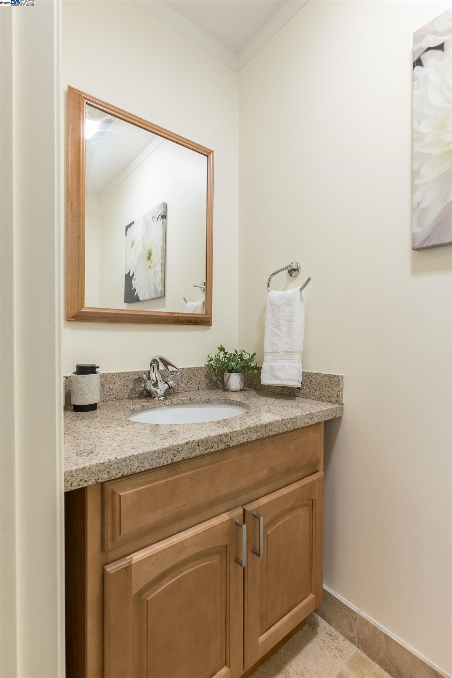 Detail Gallery Image 10 of 25 For 6440 Longcroft Dr, Oakland,  CA 94611 - 4 Beds | 2/1 Baths