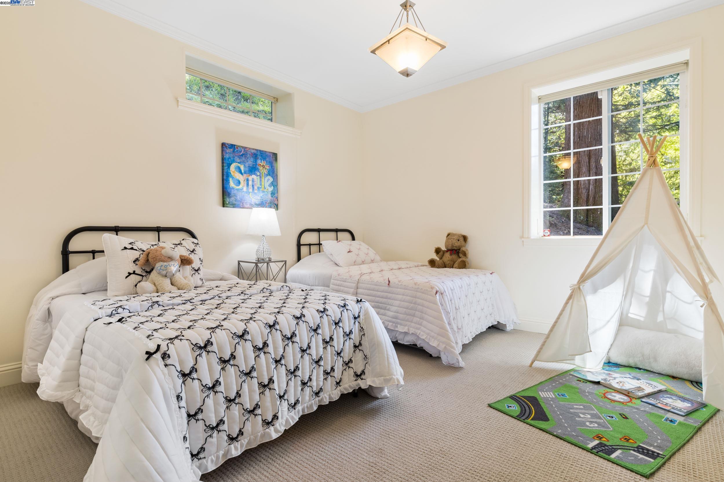 Detail Gallery Image 12 of 25 For 6440 Longcroft Dr, Oakland,  CA 94611 - 4 Beds | 2/1 Baths