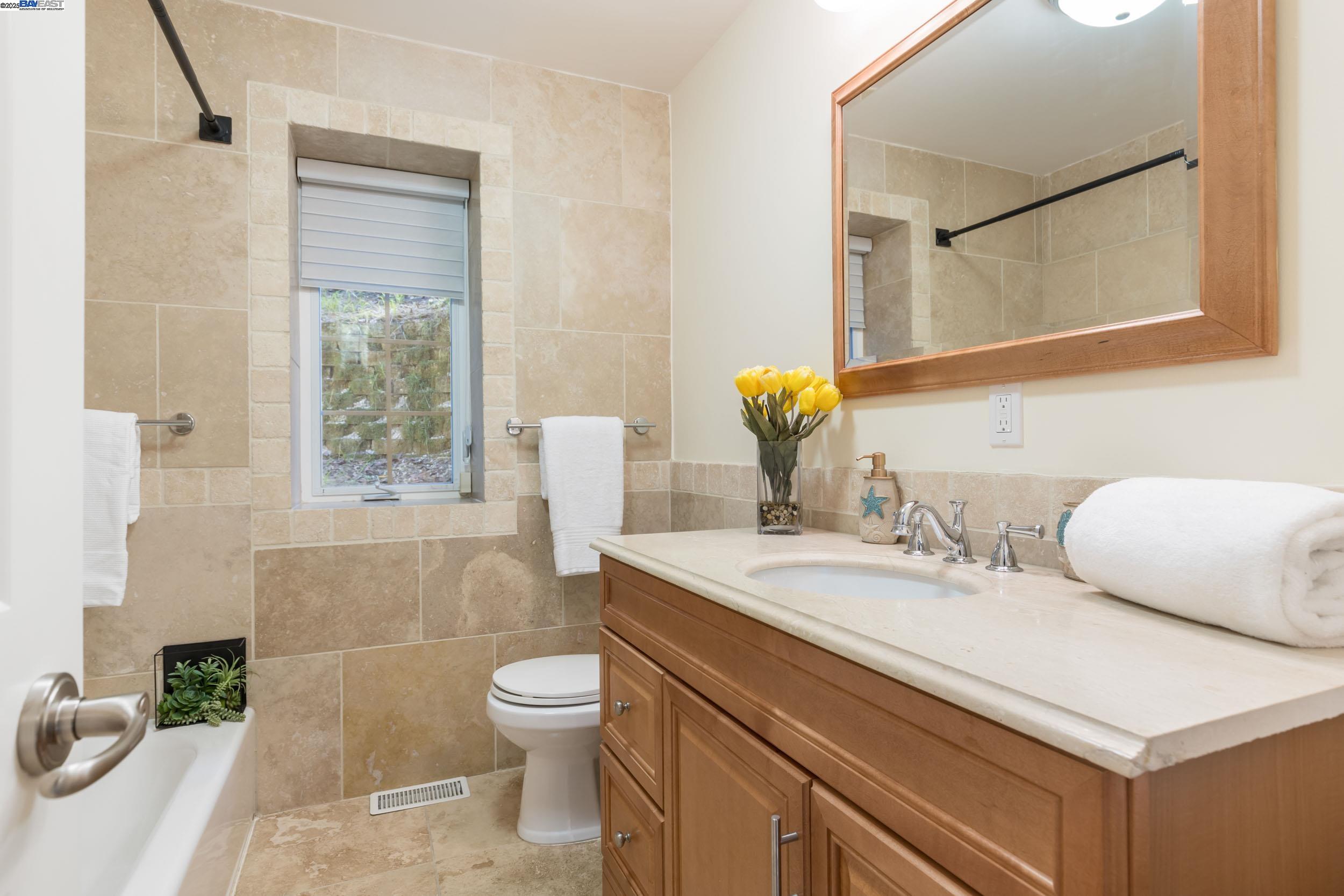 Detail Gallery Image 13 of 25 For 6440 Longcroft Dr, Oakland,  CA 94611 - 4 Beds | 2/1 Baths