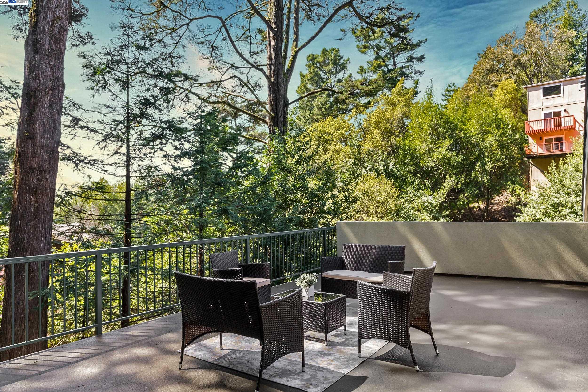 Detail Gallery Image 20 of 25 For 6440 Longcroft Dr, Oakland,  CA 94611 - 4 Beds | 2/1 Baths