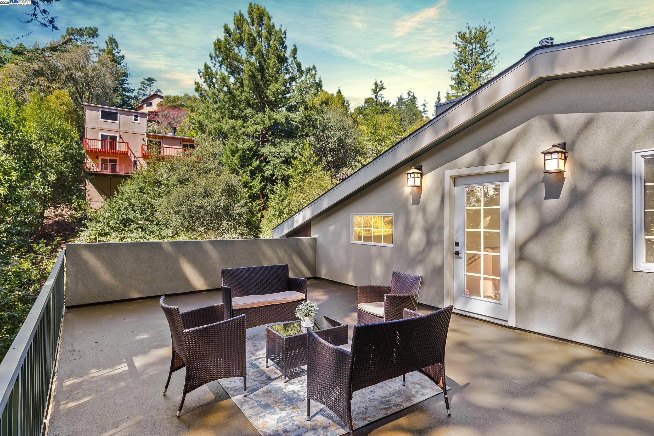 Detail Gallery Image 21 of 25 For 6440 Longcroft Dr, Oakland,  CA 94611 - 4 Beds | 2/1 Baths