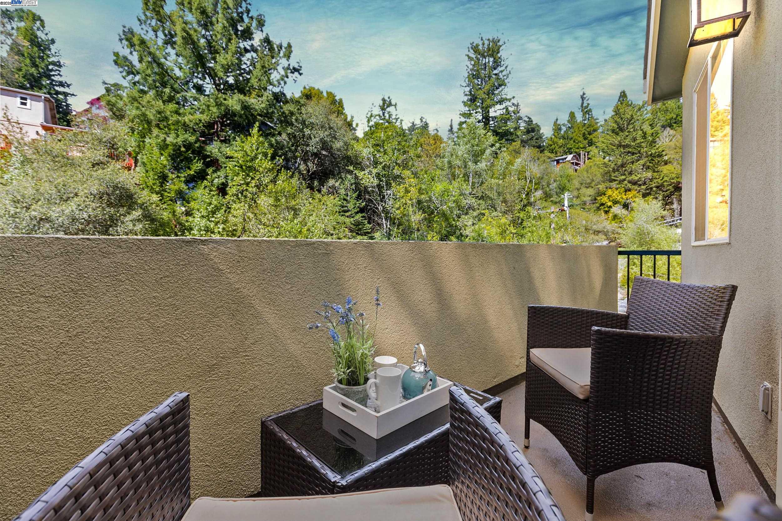 Detail Gallery Image 22 of 25 For 6440 Longcroft Dr, Oakland,  CA 94611 - 4 Beds | 2/1 Baths