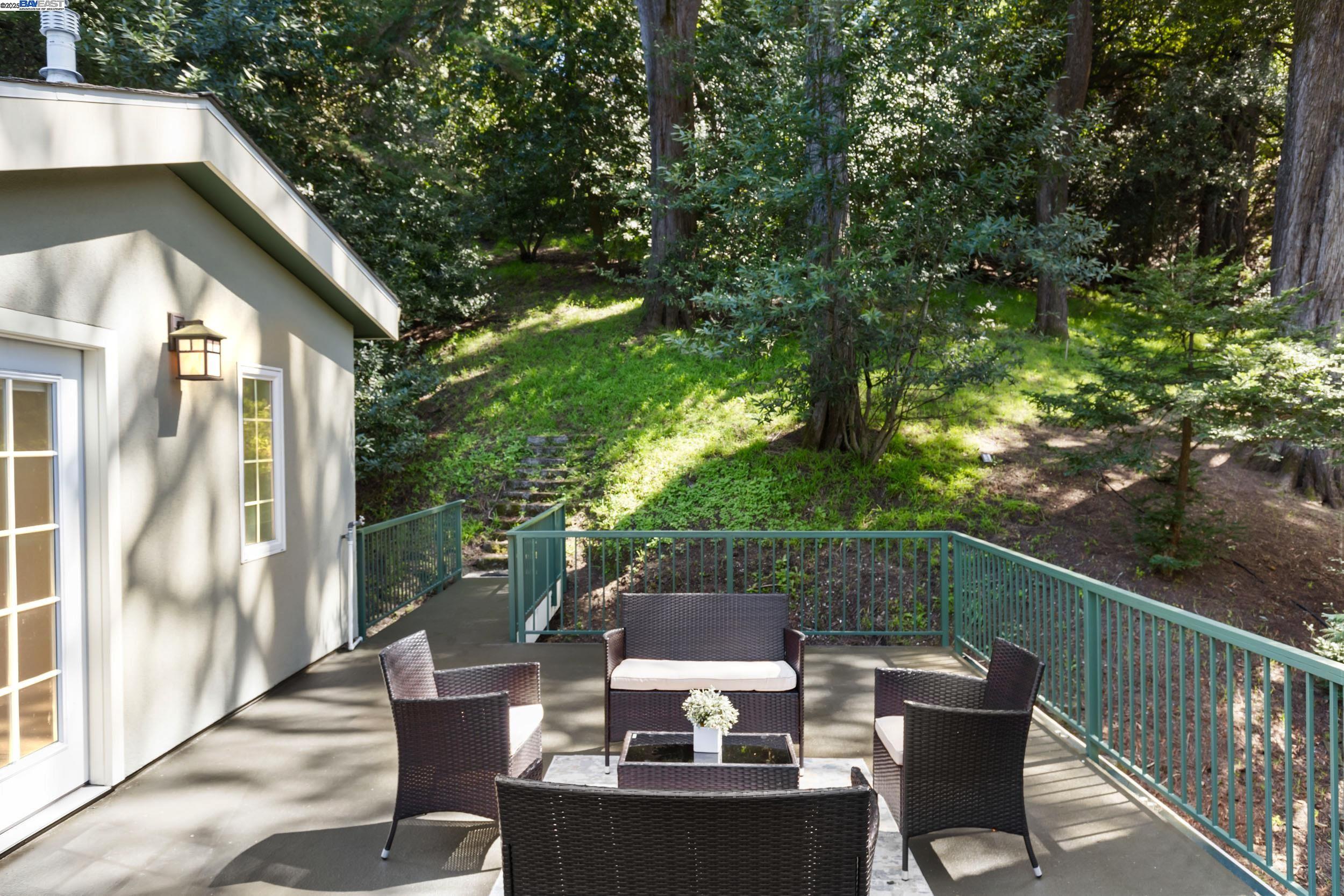 Detail Gallery Image 23 of 25 For 6440 Longcroft Dr, Oakland,  CA 94611 - 4 Beds | 2/1 Baths