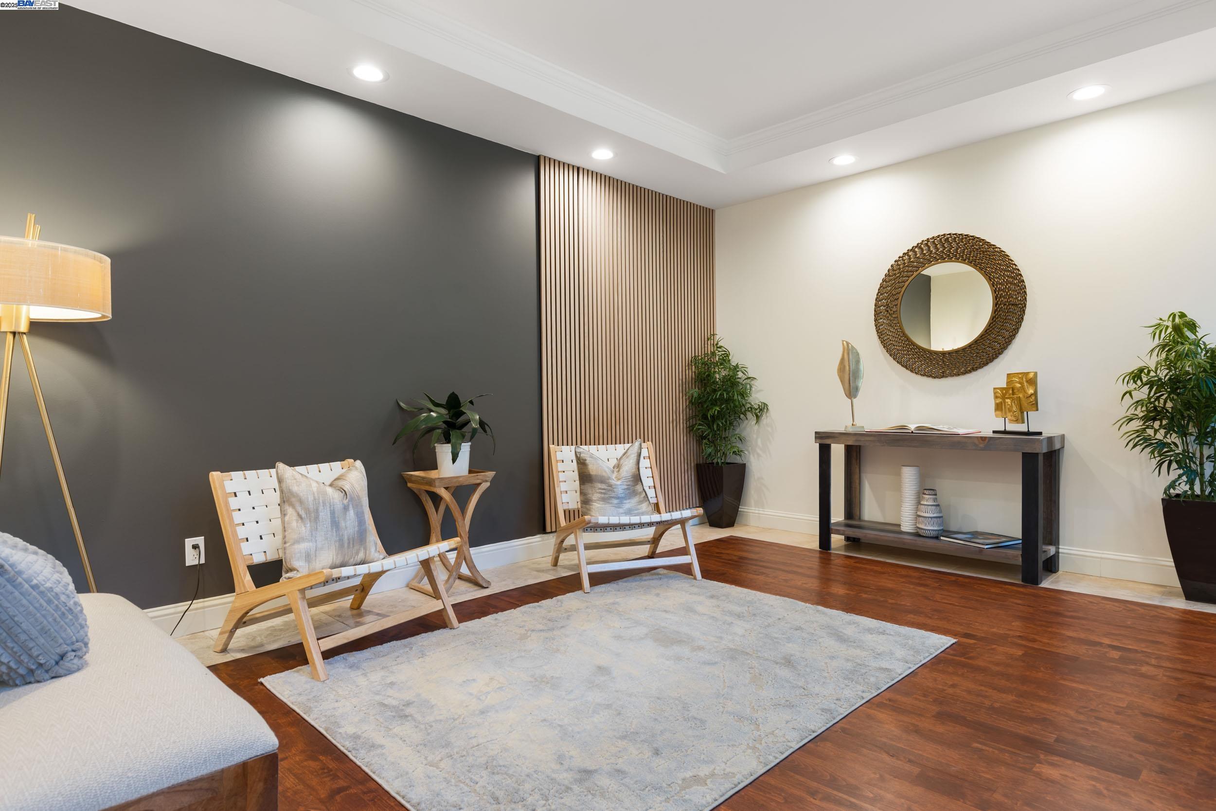 Detail Gallery Image 3 of 25 For 6440 Longcroft Dr, Oakland,  CA 94611 - 4 Beds | 2/1 Baths