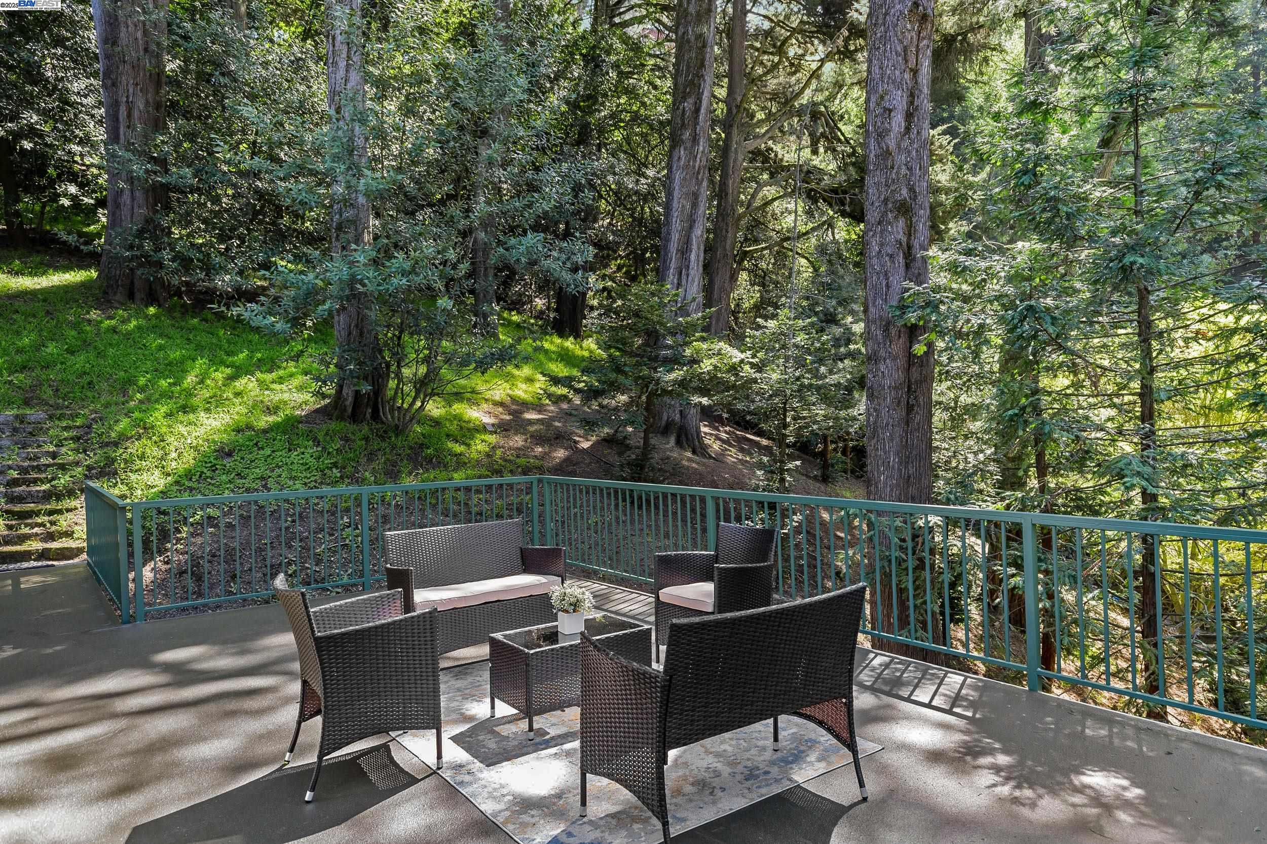 Detail Gallery Image 24 of 25 For 6440 Longcroft Dr, Oakland,  CA 94611 - 4 Beds | 2/1 Baths