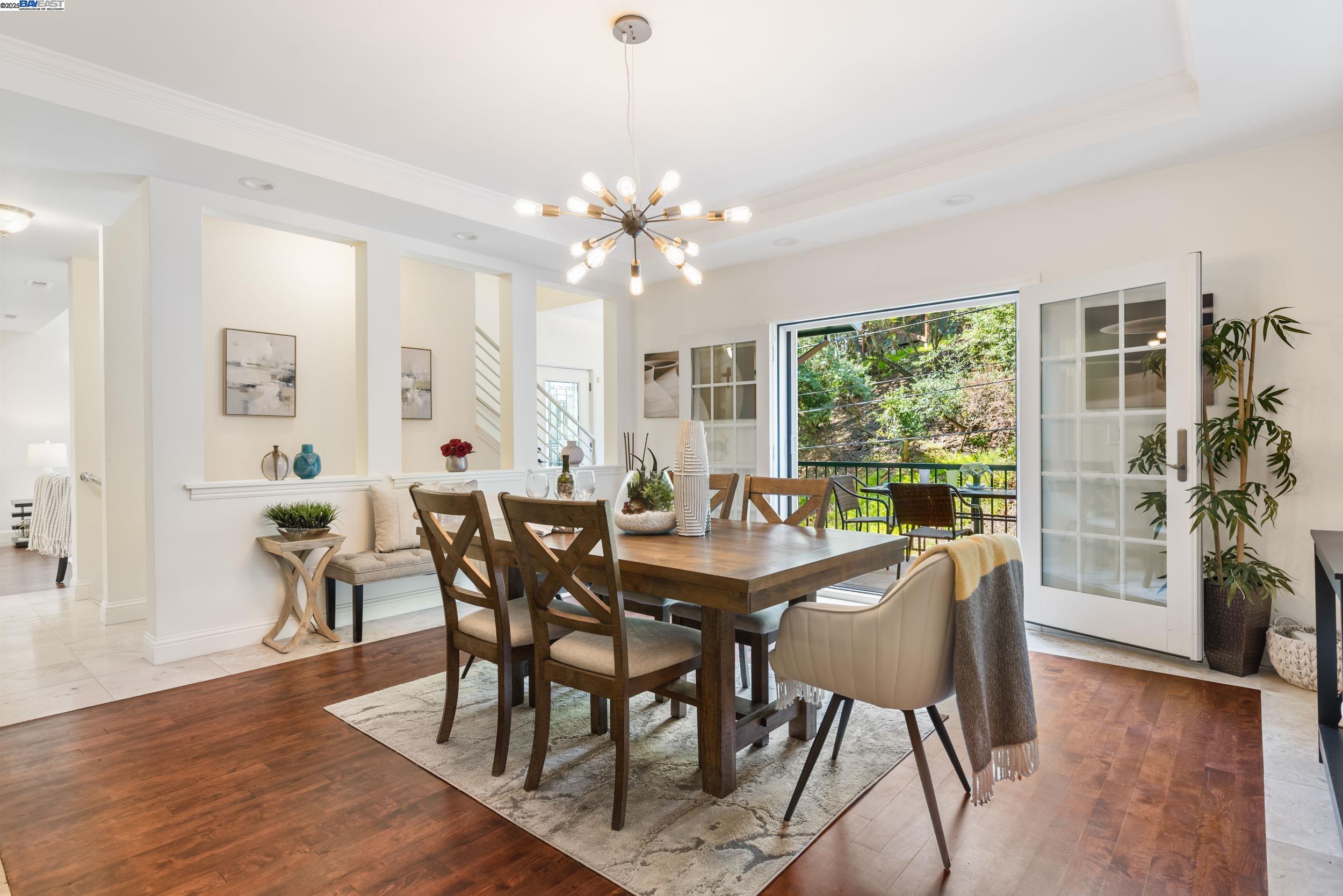 Detail Gallery Image 4 of 25 For 6440 Longcroft Dr, Oakland,  CA 94611 - 4 Beds | 2/1 Baths