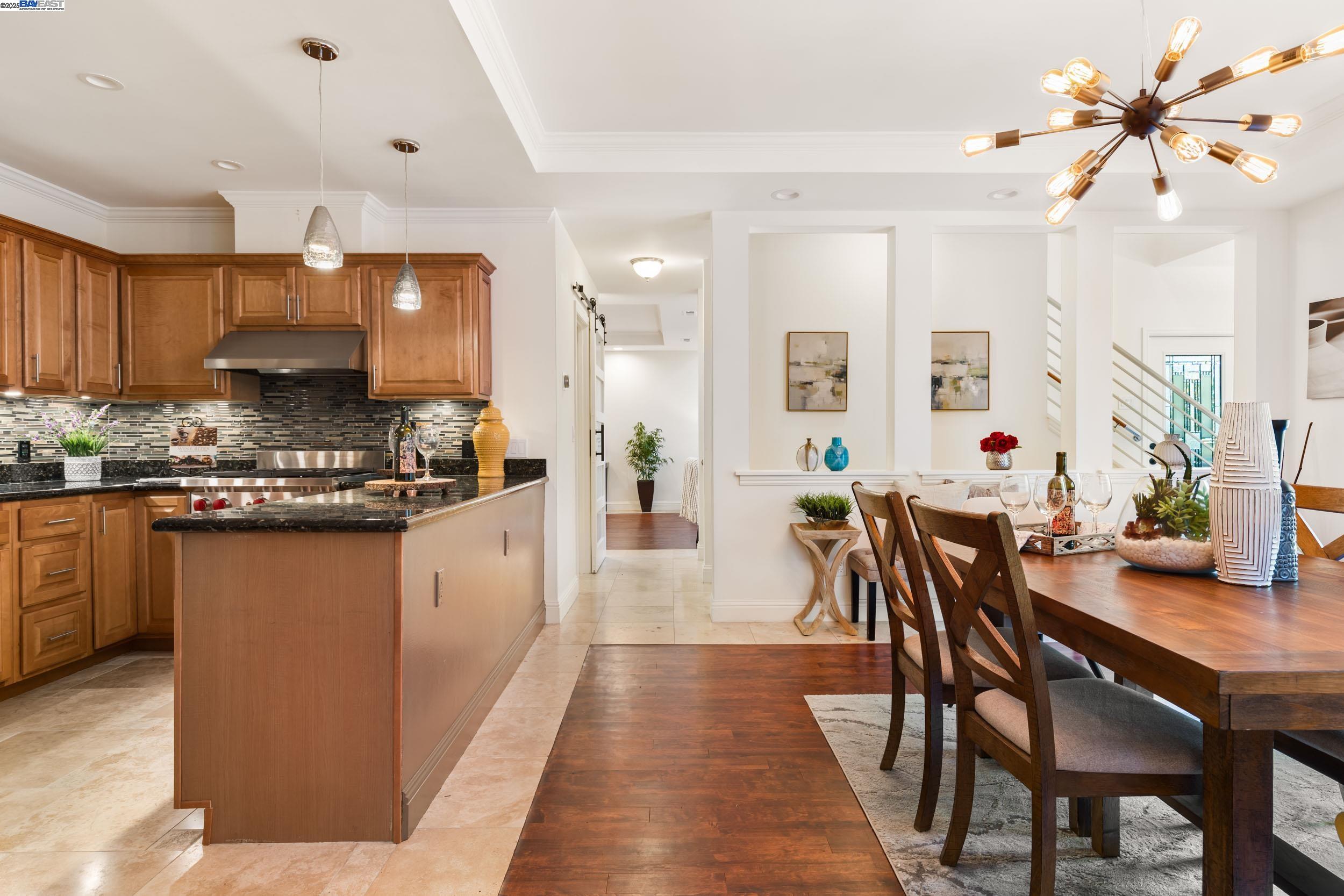 Detail Gallery Image 5 of 25 For 6440 Longcroft Dr, Oakland,  CA 94611 - 4 Beds | 2/1 Baths