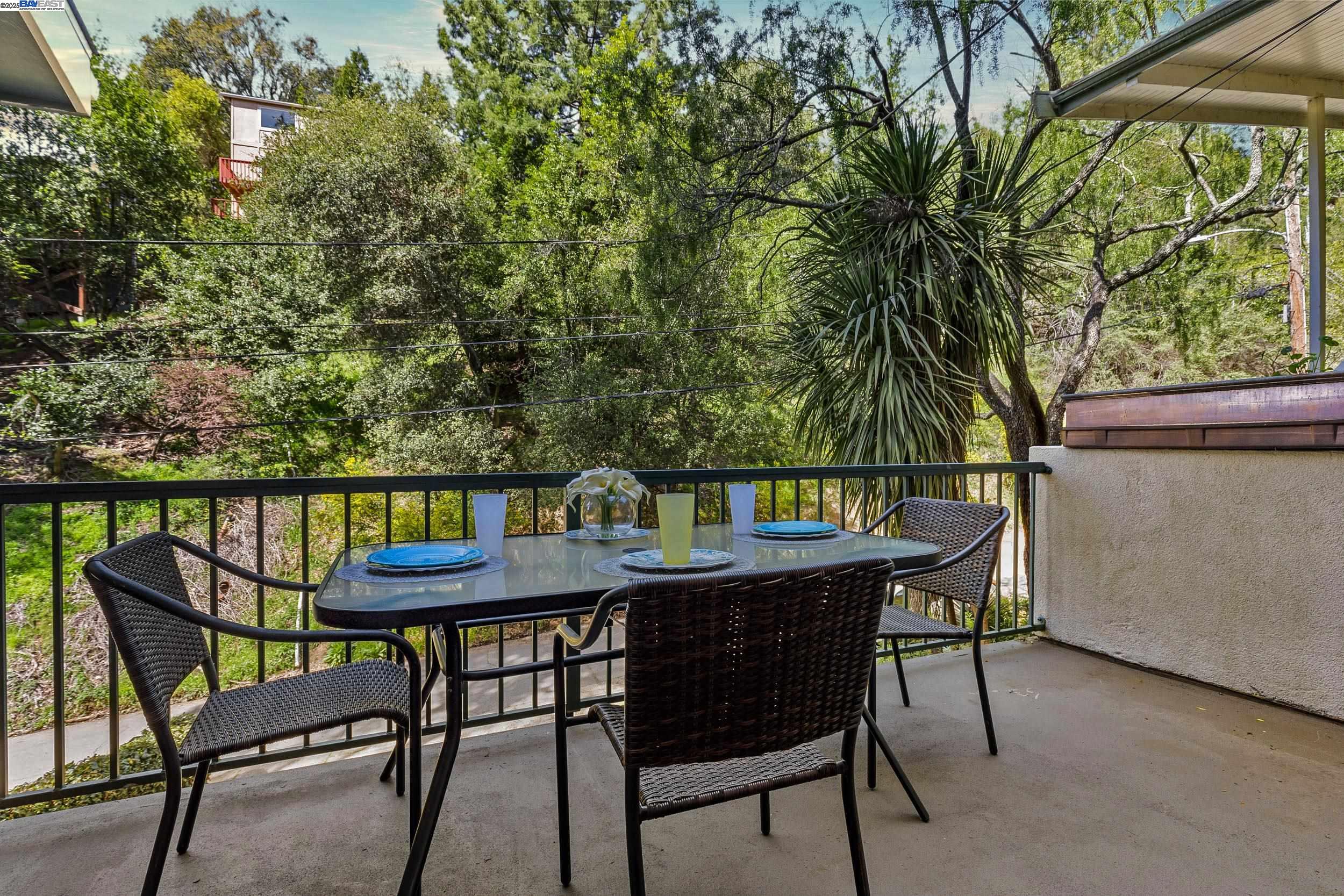 Detail Gallery Image 8 of 25 For 6440 Longcroft Dr, Oakland,  CA 94611 - 4 Beds | 2/1 Baths