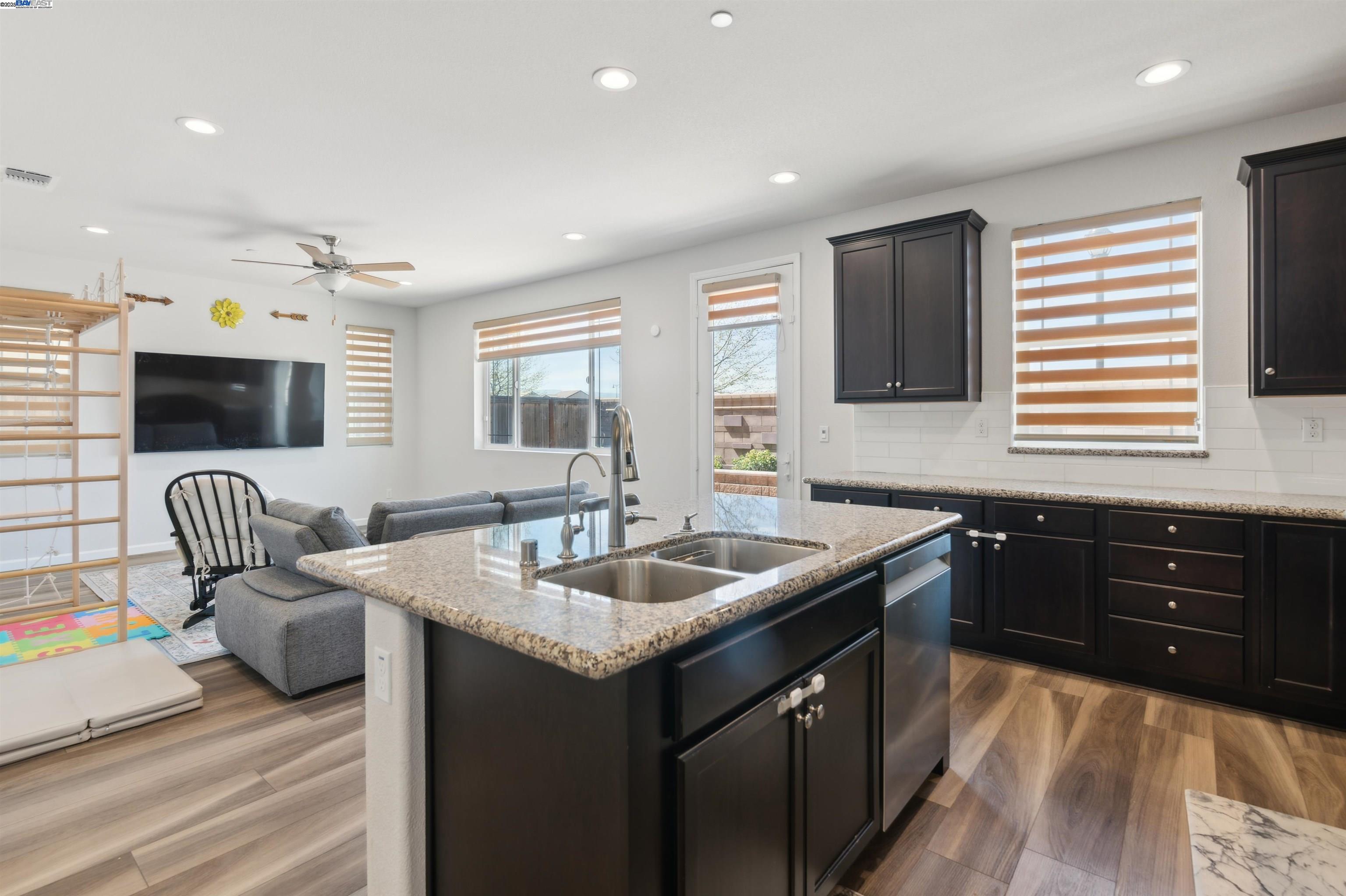 Detail Gallery Image 22 of 33 For 1539 S Oliveira Dr, Mountain House,  CA 95391 - 4 Beds | 3 Baths
