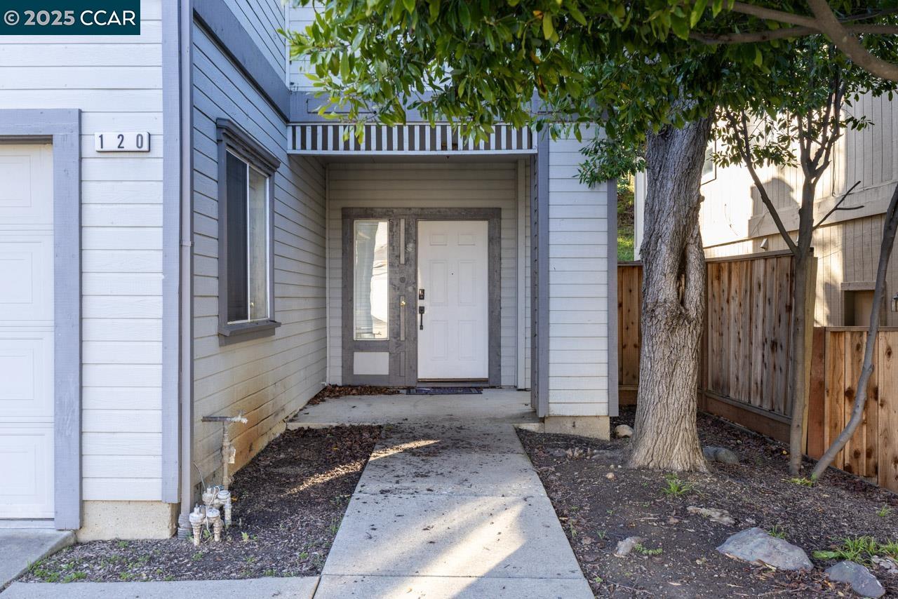 Detail Gallery Image 3 of 21 For 120 Bridgeview Ct, Crockett,  CA 94525 - 3 Beds | 2/1 Baths