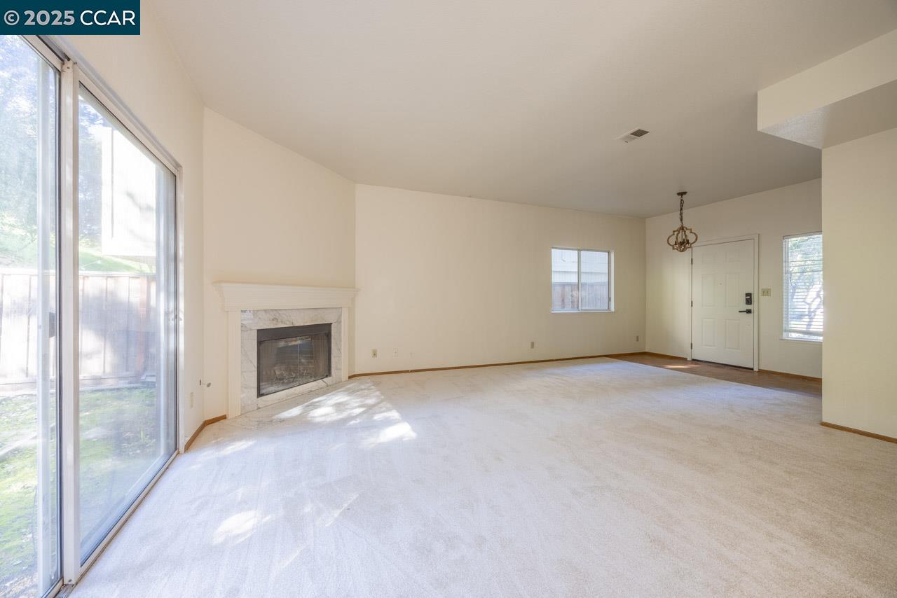 Detail Gallery Image 4 of 21 For 120 Bridgeview Ct, Crockett,  CA 94525 - 3 Beds | 2/1 Baths