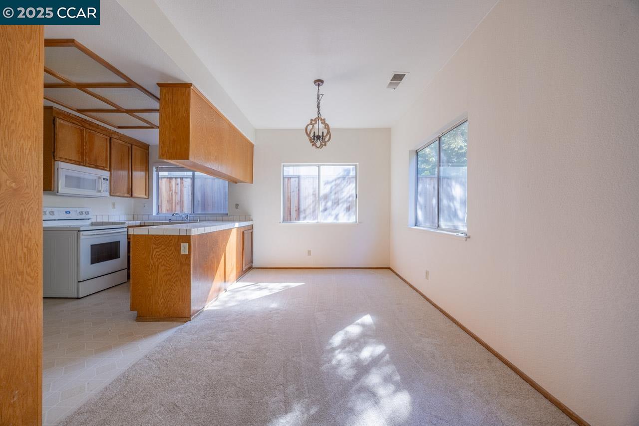 Detail Gallery Image 8 of 21 For 120 Bridgeview Ct, Crockett,  CA 94525 - 3 Beds | 2/1 Baths