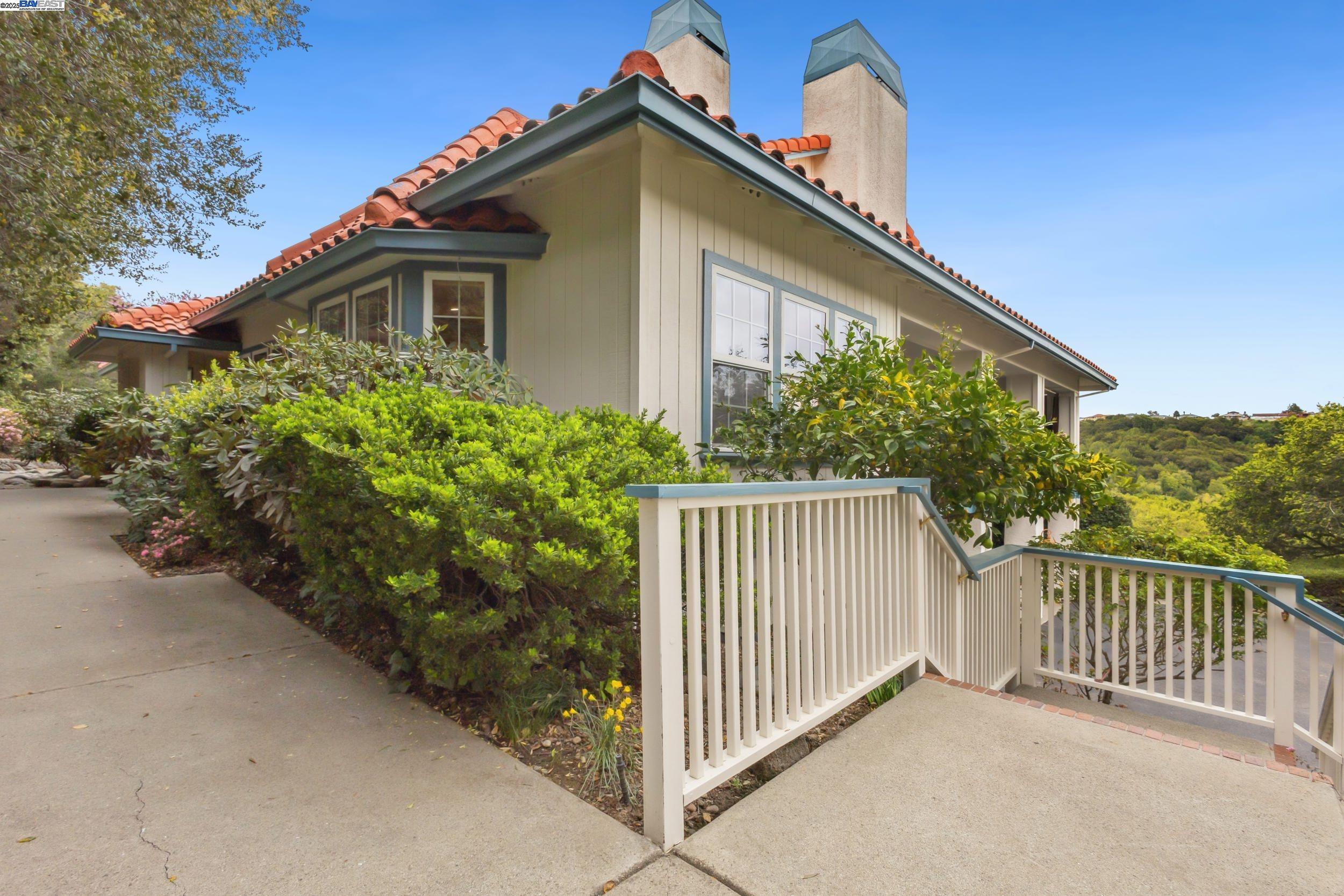 Detail Gallery Image 8 of 60 For 3565 Star Ridge Rd, Hayward,  CA 94542 - 4 Beds | 3 Baths