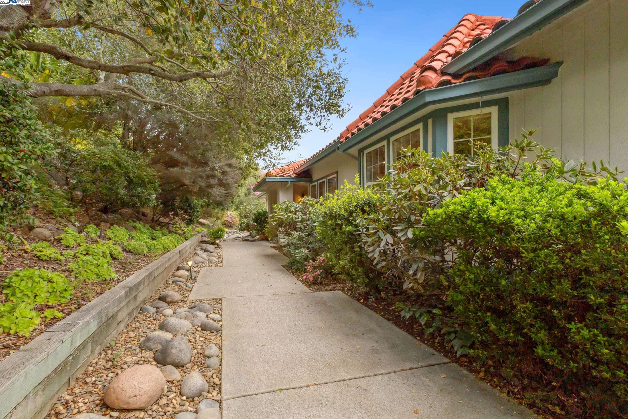Detail Gallery Image 9 of 60 For 3565 Star Ridge Rd, Hayward,  CA 94542 - 4 Beds | 3 Baths