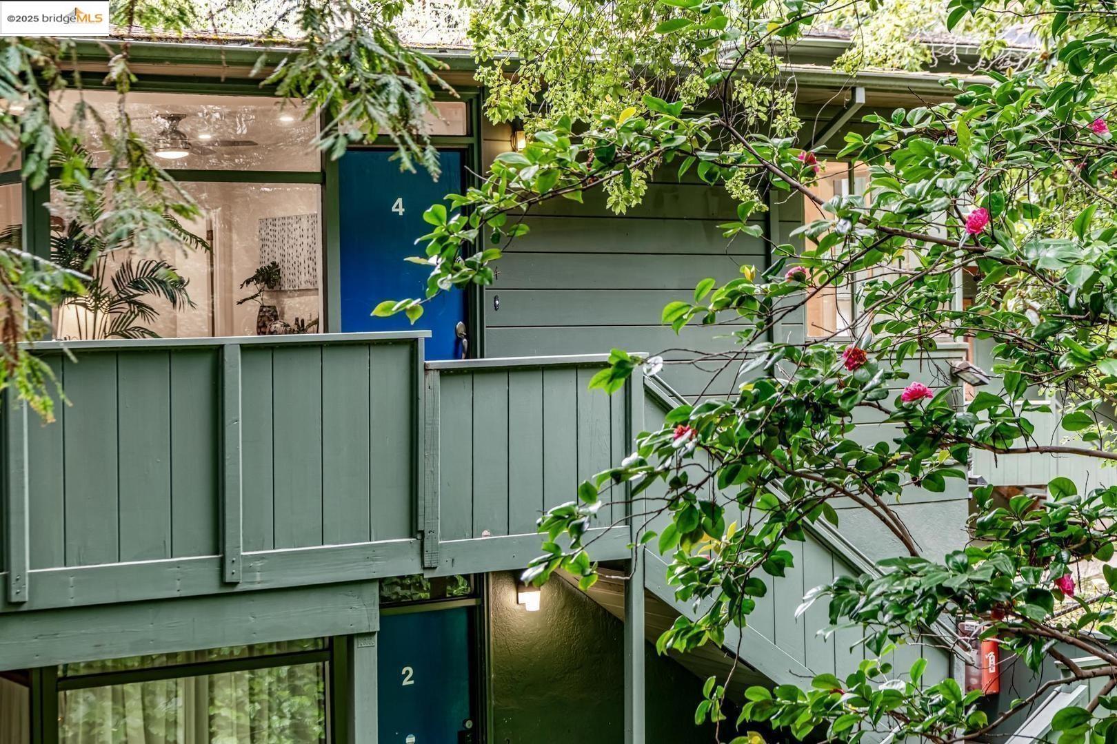 Detail Gallery Image 2 of 24 For 2704 Le Conte Ave #4,  Berkeley,  CA 94709 - 1 Beds | 1 Baths