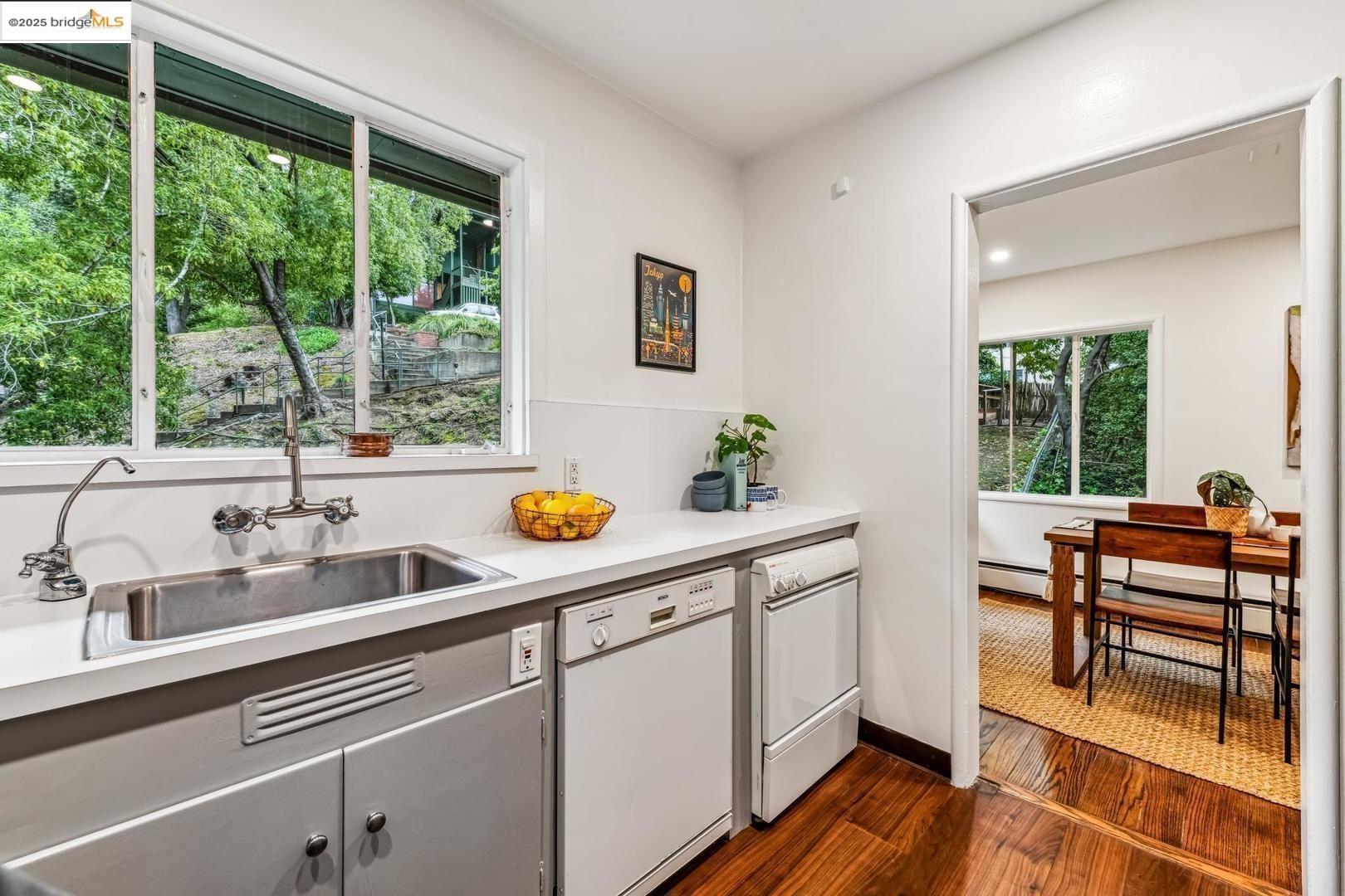 Detail Gallery Image 11 of 24 For 2704 Le Conte Ave #4,  Berkeley,  CA 94709 - 1 Beds | 1 Baths