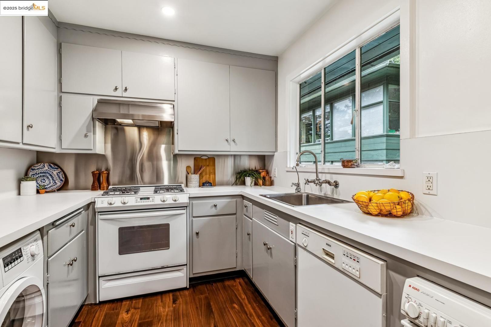 Detail Gallery Image 9 of 24 For 2704 Le Conte Ave #4,  Berkeley,  CA 94709 - 1 Beds | 1 Baths
