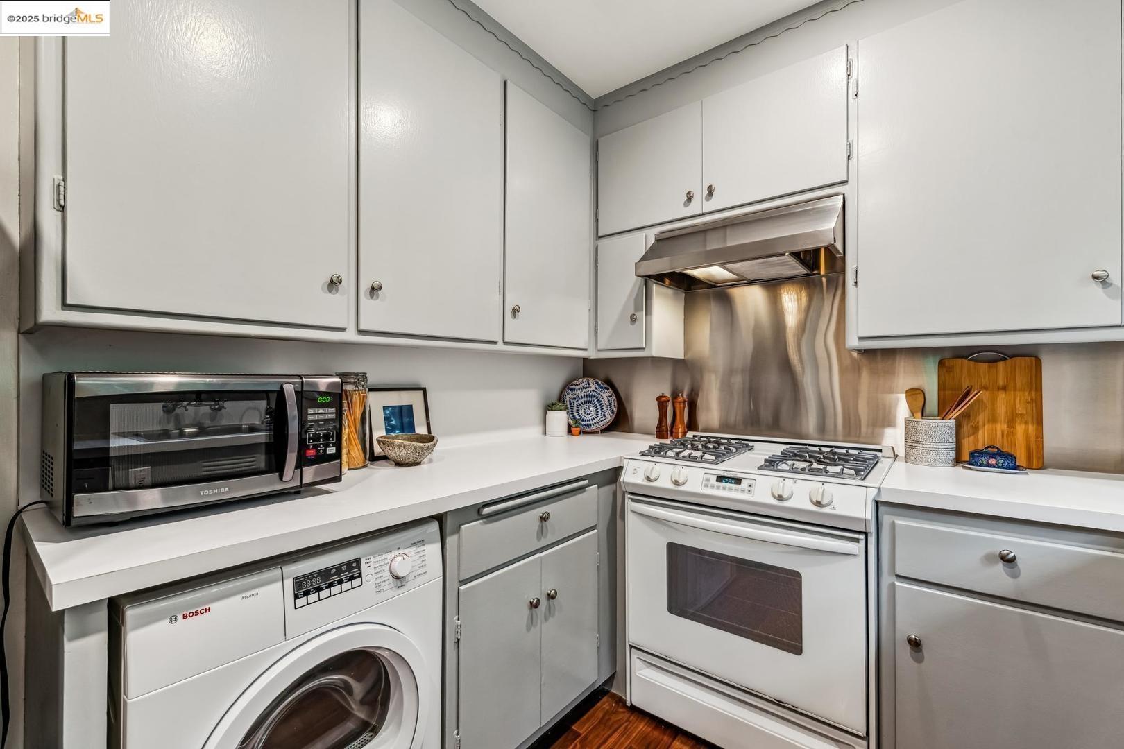 Detail Gallery Image 10 of 24 For 2704 Le Conte Ave #4,  Berkeley,  CA 94709 - 1 Beds | 1 Baths