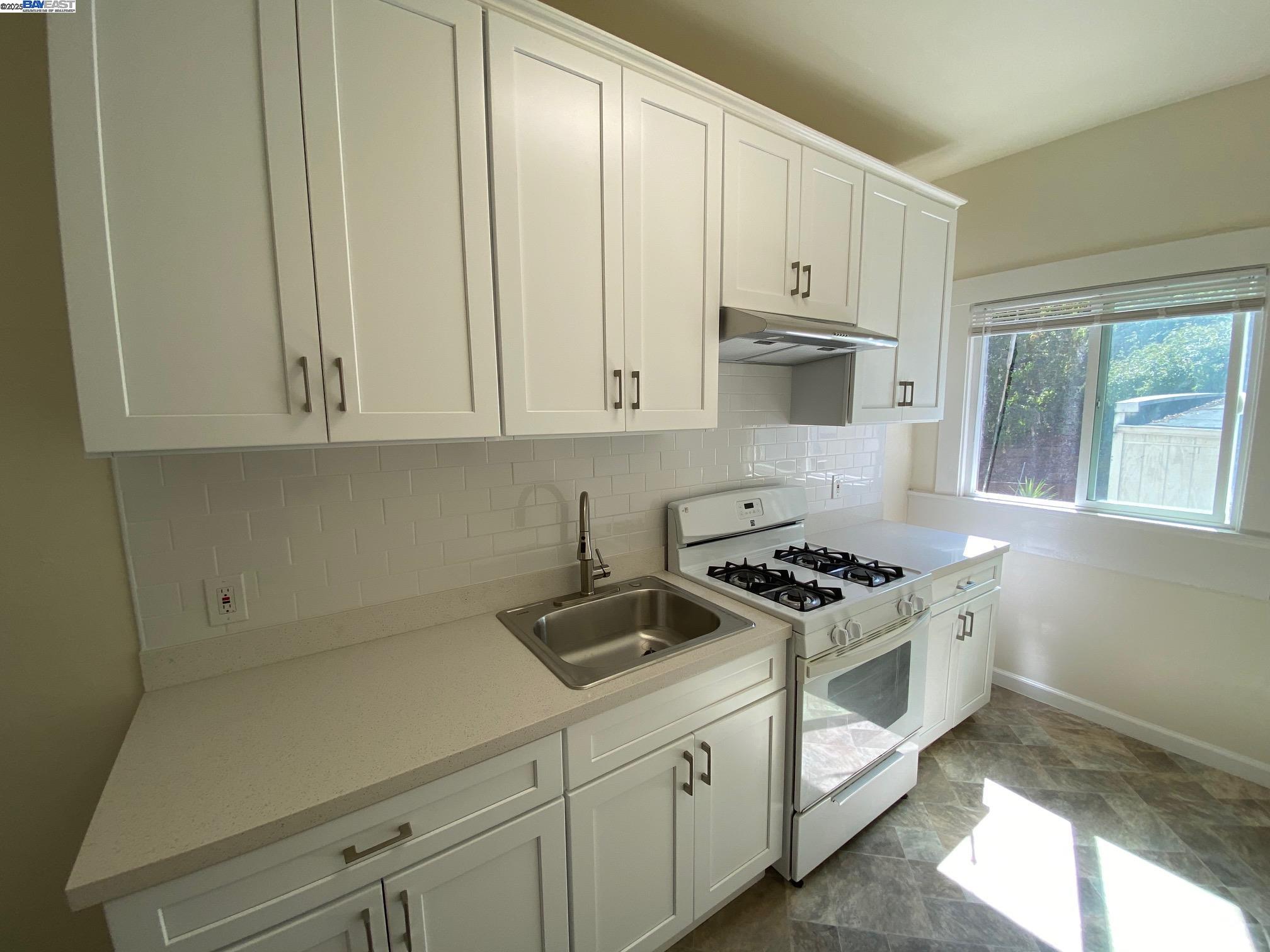 Detail Gallery Image 4 of 18 For Park Blvd #2,  Oakland,  CA 94606 - 1 Beds | 1 Baths