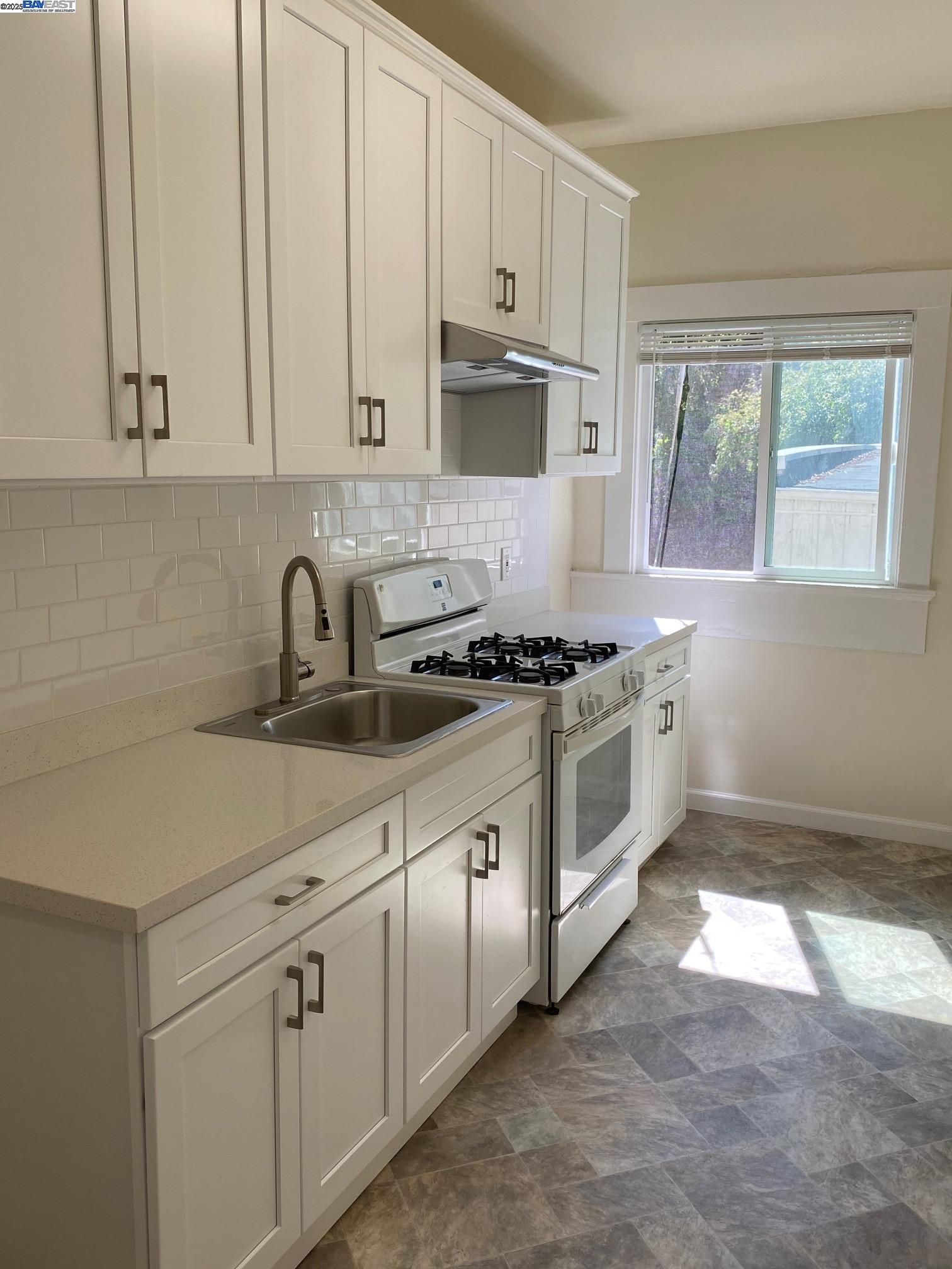 Detail Gallery Image 7 of 18 For Park Blvd #2,  Oakland,  CA 94606 - 1 Beds | 1 Baths