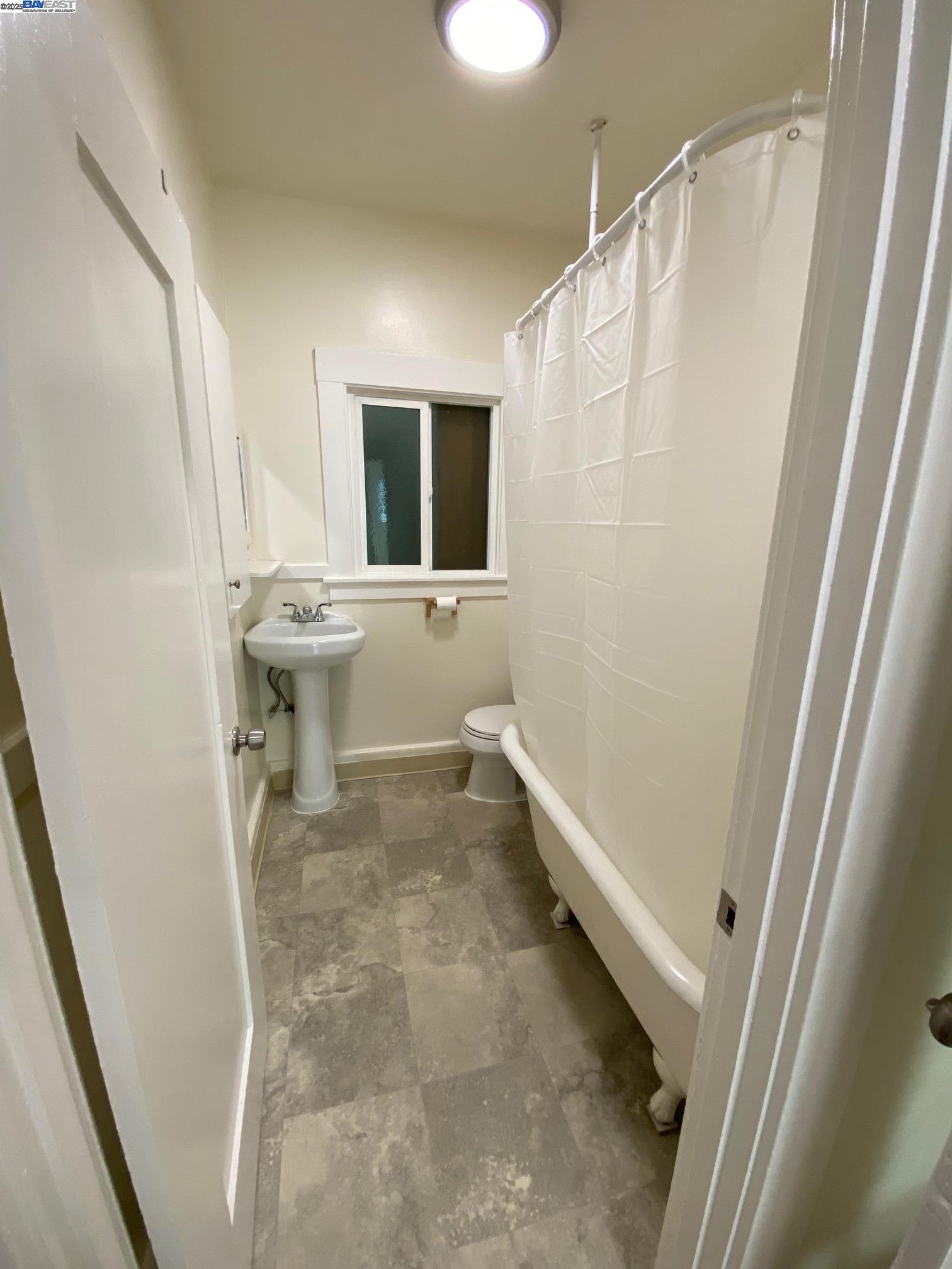 Detail Gallery Image 8 of 18 For Park Blvd #2,  Oakland,  CA 94606 - 1 Beds | 1 Baths