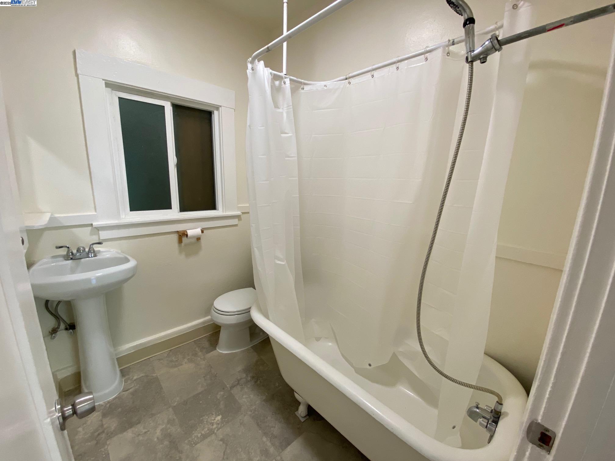 Detail Gallery Image 9 of 18 For Park Blvd #2,  Oakland,  CA 94606 - 1 Beds | 1 Baths