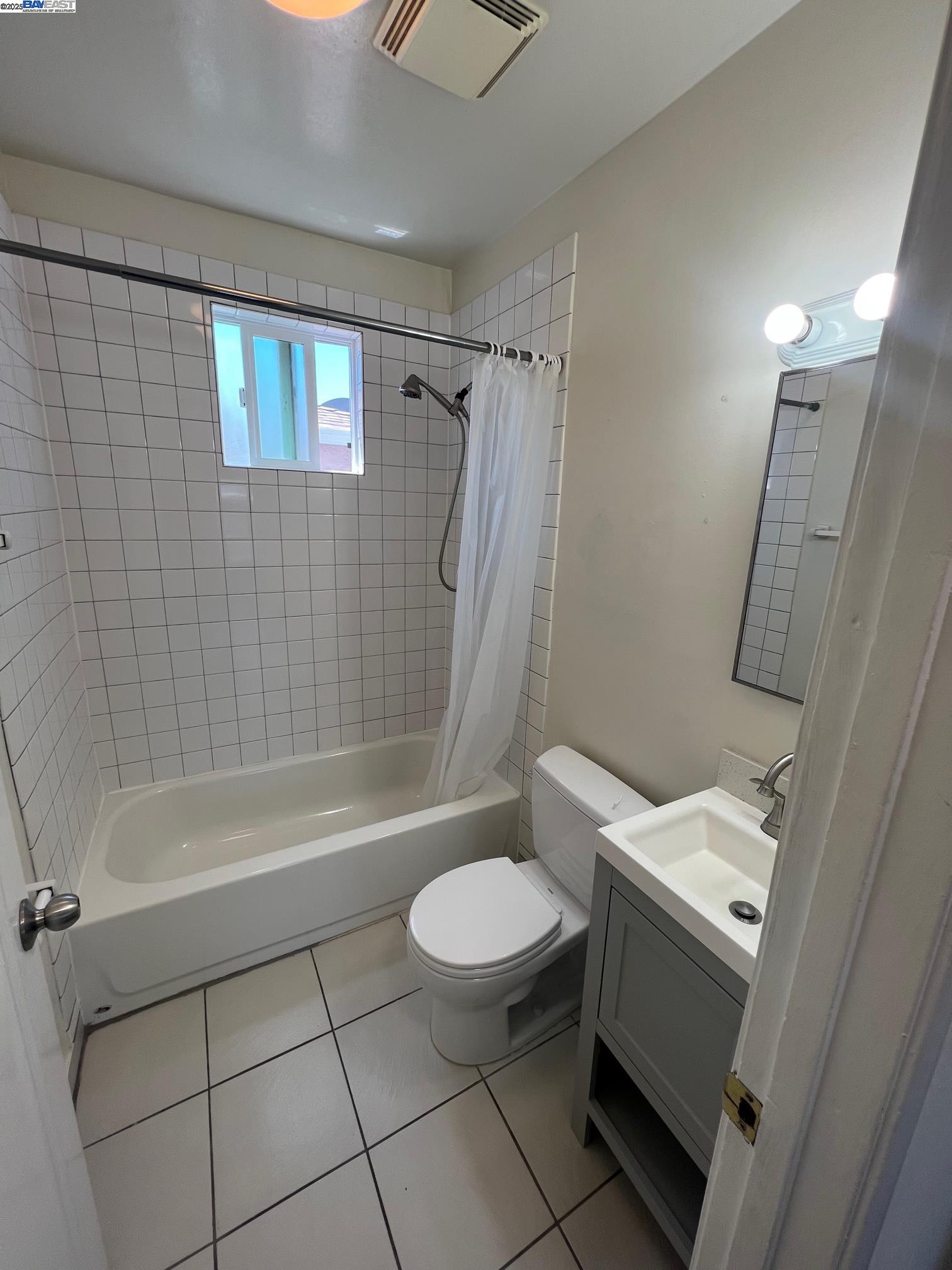 Detail Gallery Image 8 of 15 For 7th St #D,  Berkeley,  CA 94710 - 1 Beds | 1 Baths
