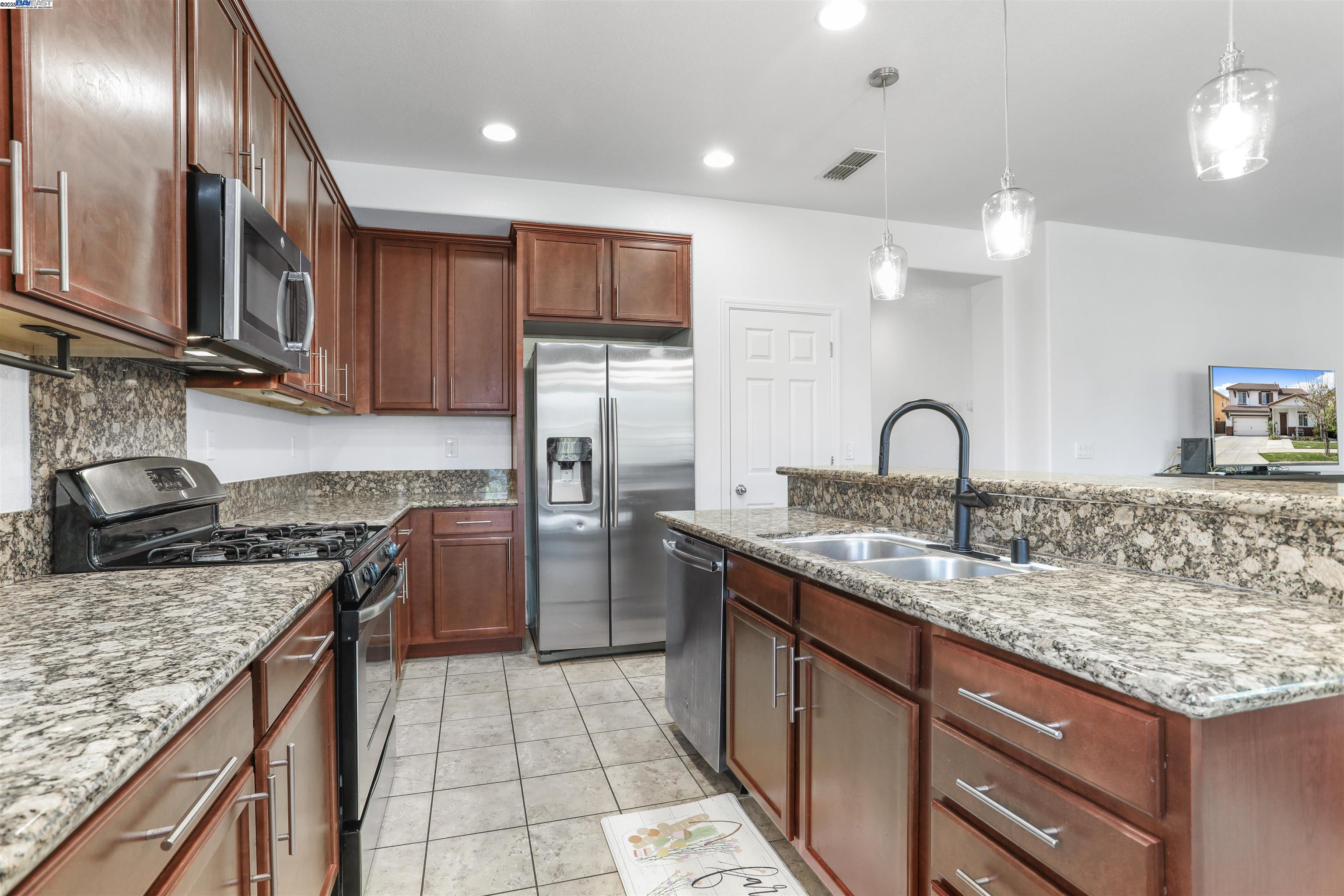 Detail Gallery Image 14 of 37 For 16289 Prairie Fire Court, Lathrop,  CA 95330 - 5 Beds | 3 Baths
