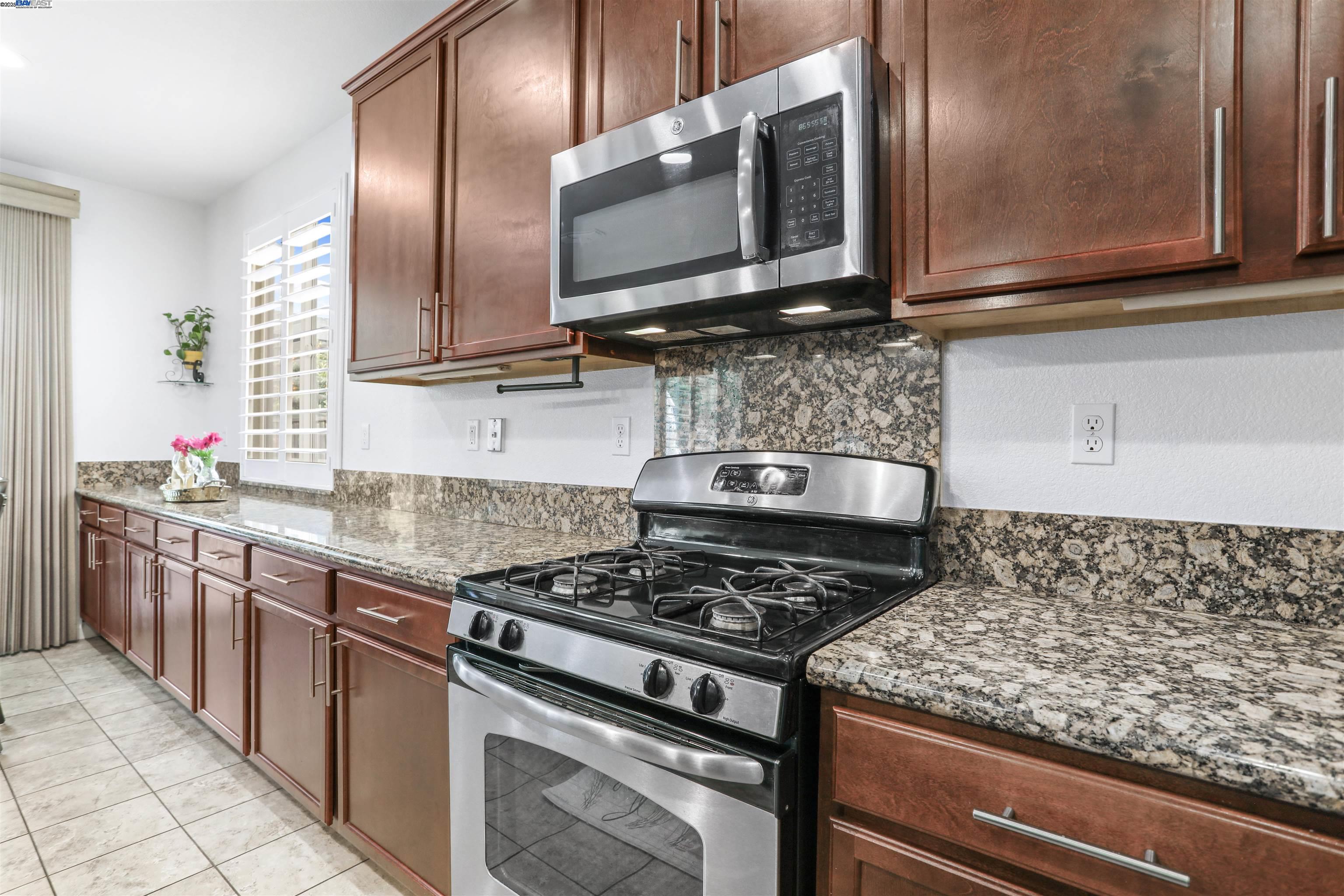 Detail Gallery Image 15 of 37 For 16289 Prairie Fire Court, Lathrop,  CA 95330 - 5 Beds | 3 Baths