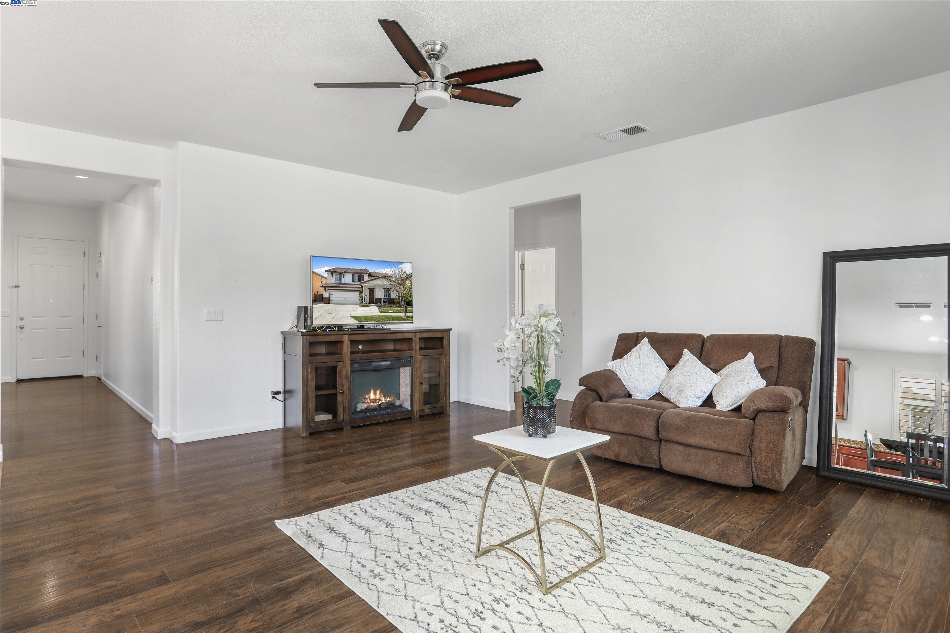 Detail Gallery Image 7 of 37 For 16289 Prairie Fire Court, Lathrop,  CA 95330 - 5 Beds | 3 Baths