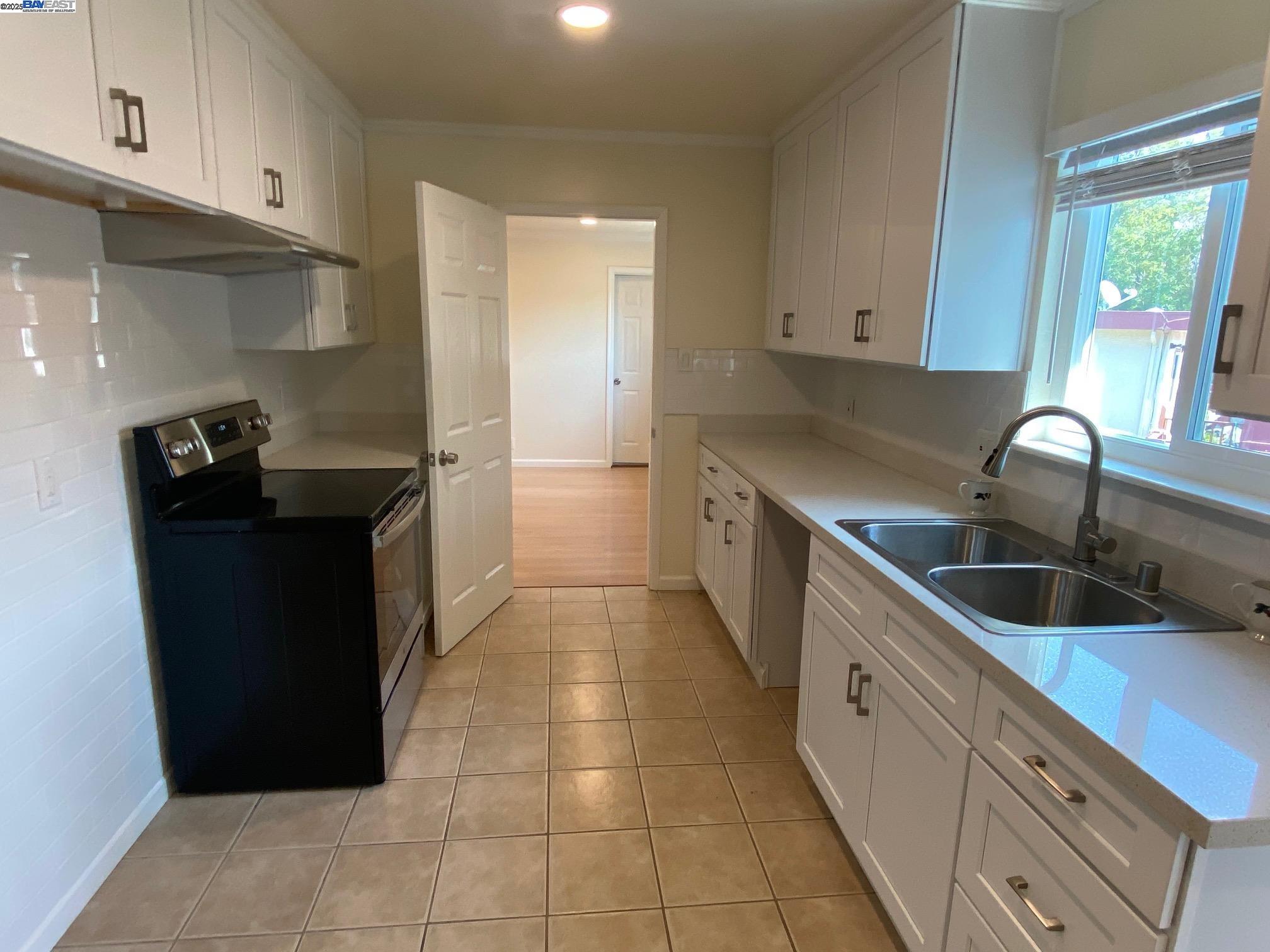 Detail Gallery Image 20 of 31 For Island Dr, Alameda,  CA 94502 - 4 Beds | 2 Baths