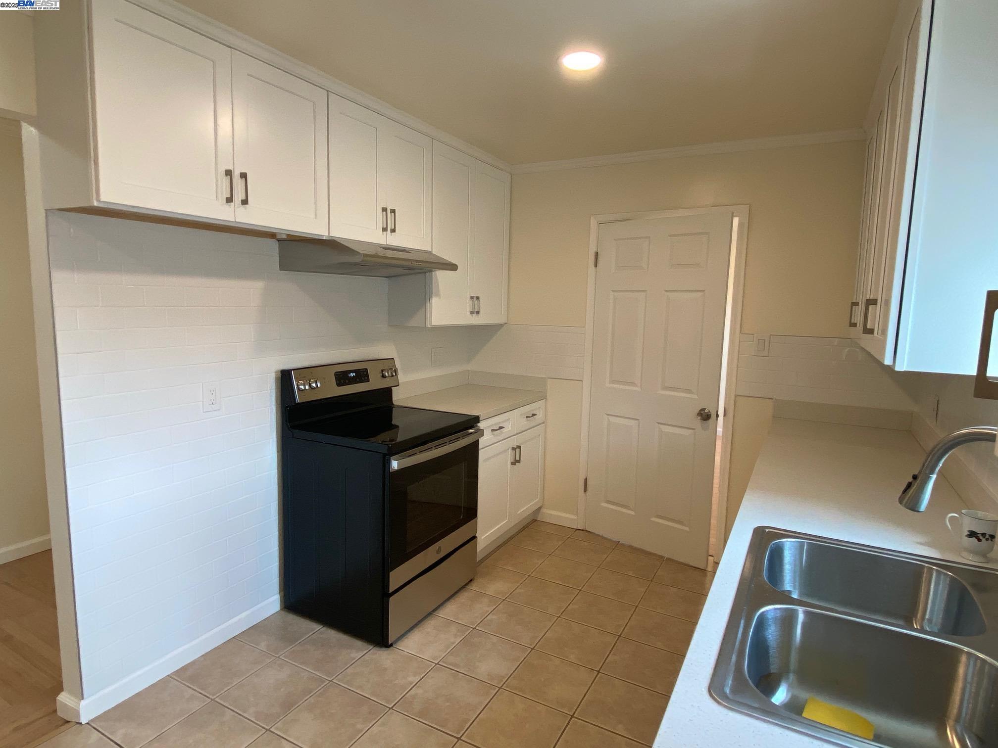 Detail Gallery Image 21 of 31 For Island Dr, Alameda,  CA 94502 - 4 Beds | 2 Baths