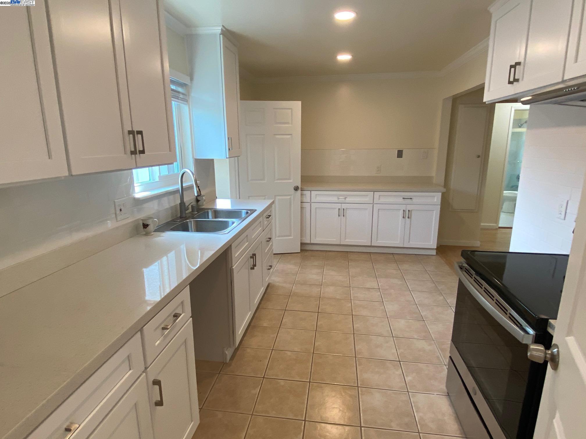 Detail Gallery Image 5 of 31 For Island Dr, Alameda,  CA 94502 - 4 Beds | 2 Baths