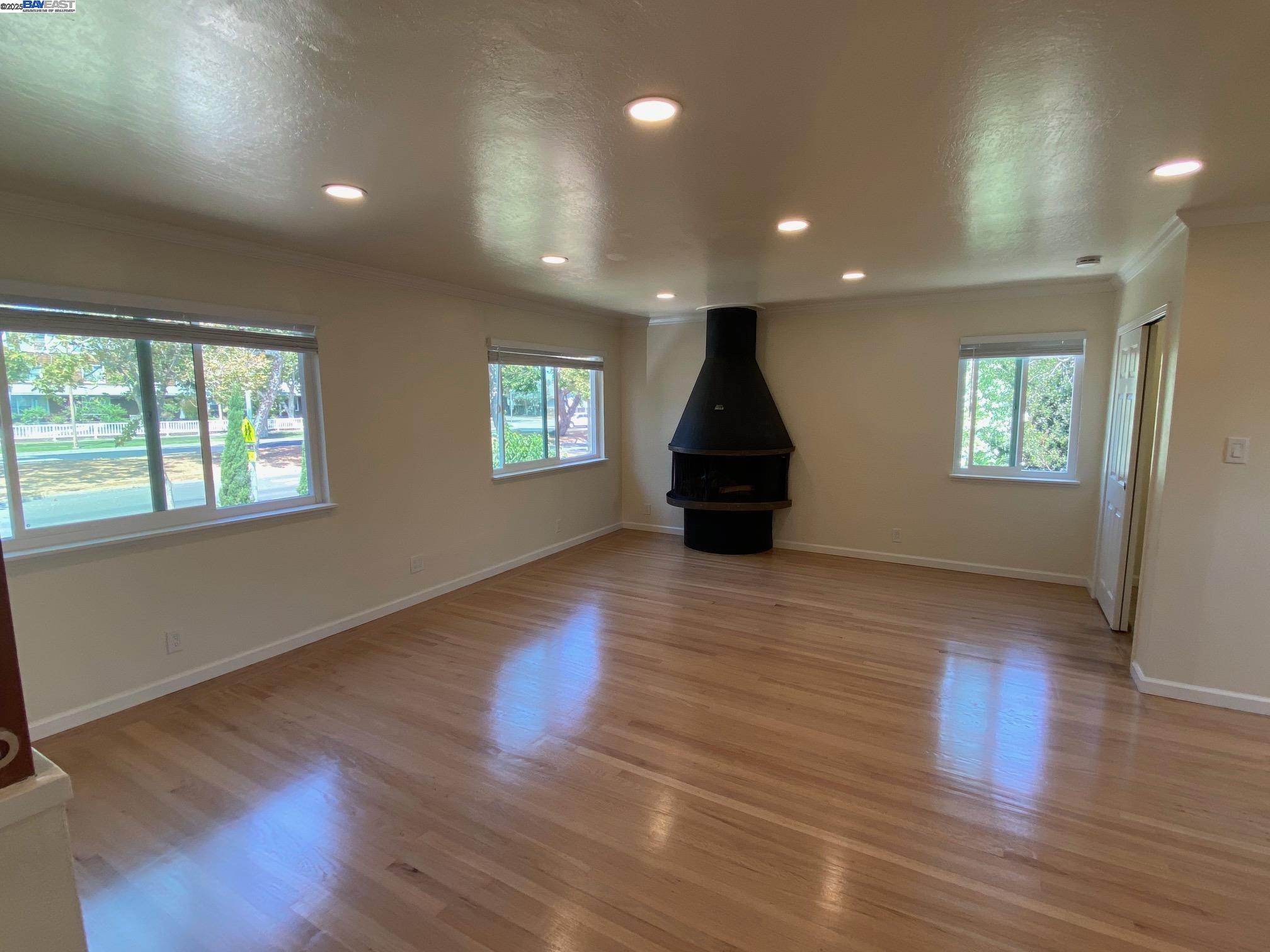 Detail Gallery Image 6 of 31 For Island Dr, Alameda,  CA 94502 - 4 Beds | 2 Baths