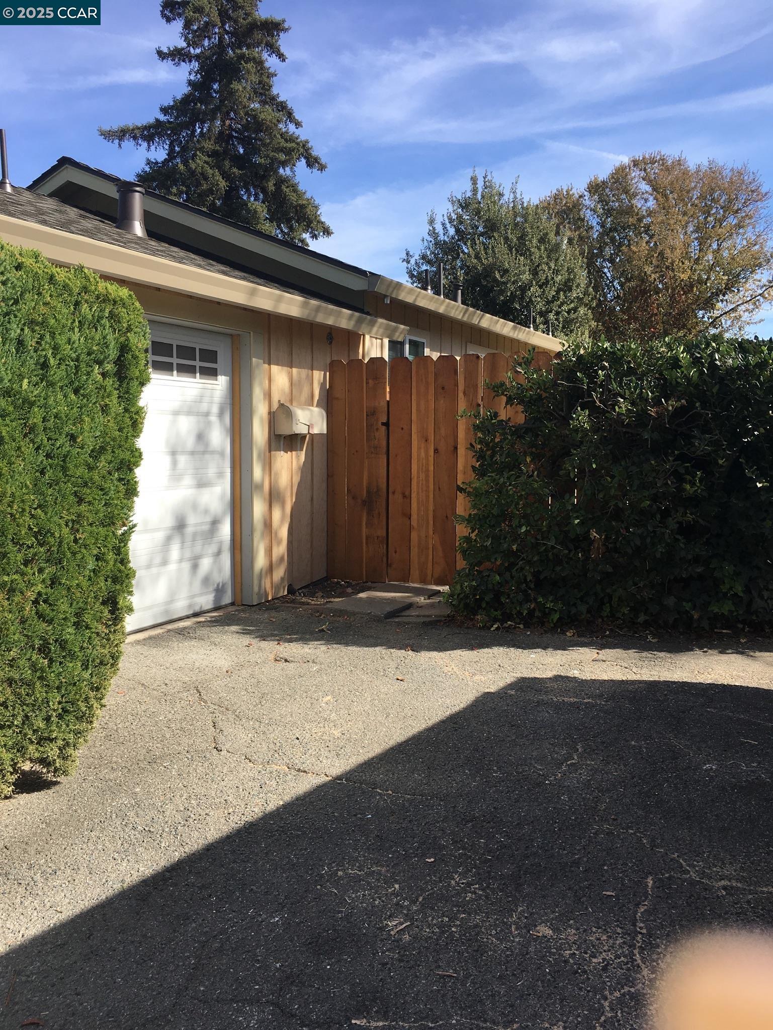 Detail Gallery Image 2 of 11 For 1330 Bentley #B,  Concord,  CA 94518 - 1 Beds | 1 Baths