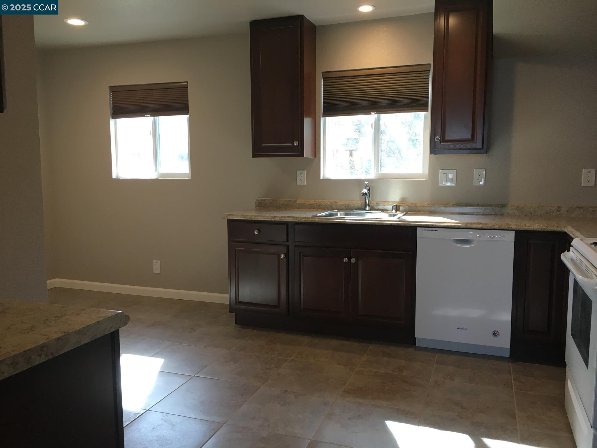 Detail Gallery Image 3 of 11 For 1330 Bentley #B,  Concord,  CA 94518 - 1 Beds | 1 Baths