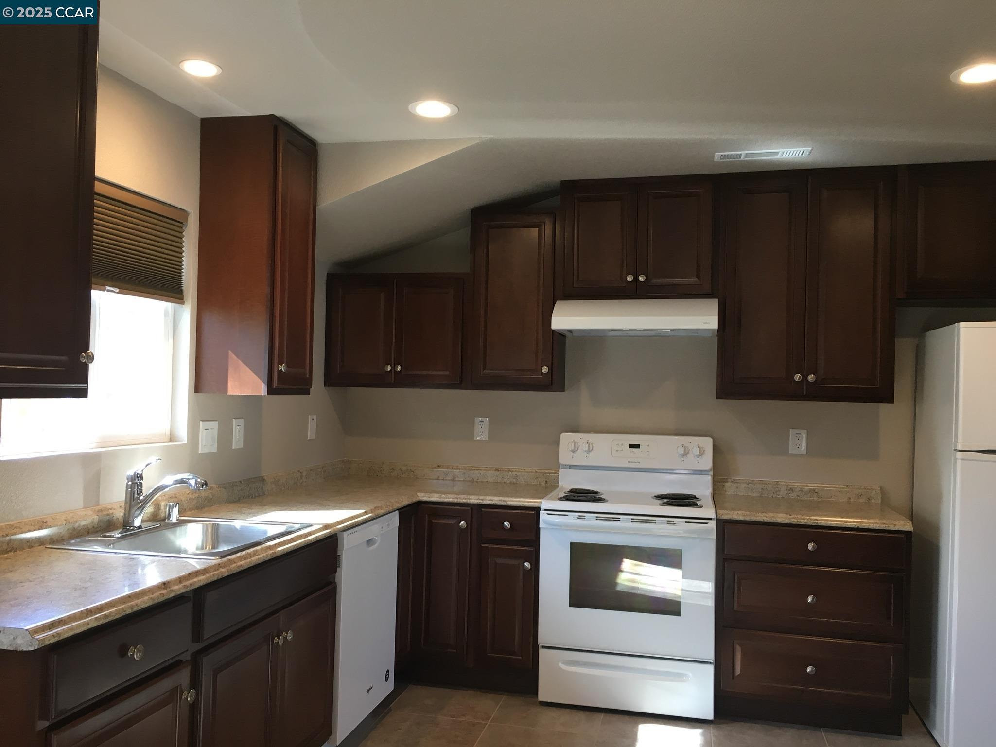 Detail Gallery Image 4 of 11 For 1330 Bentley #B,  Concord,  CA 94518 - 1 Beds | 1 Baths