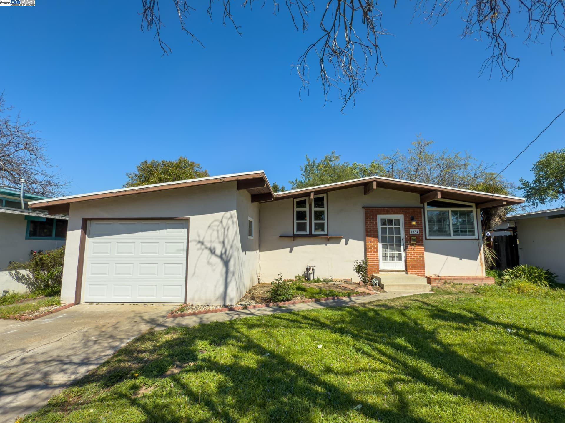 Detail Gallery Image 1 of 1 For 1384 Sunset Dr, Livermore,  CA 94551 - 3 Beds | 2 Baths