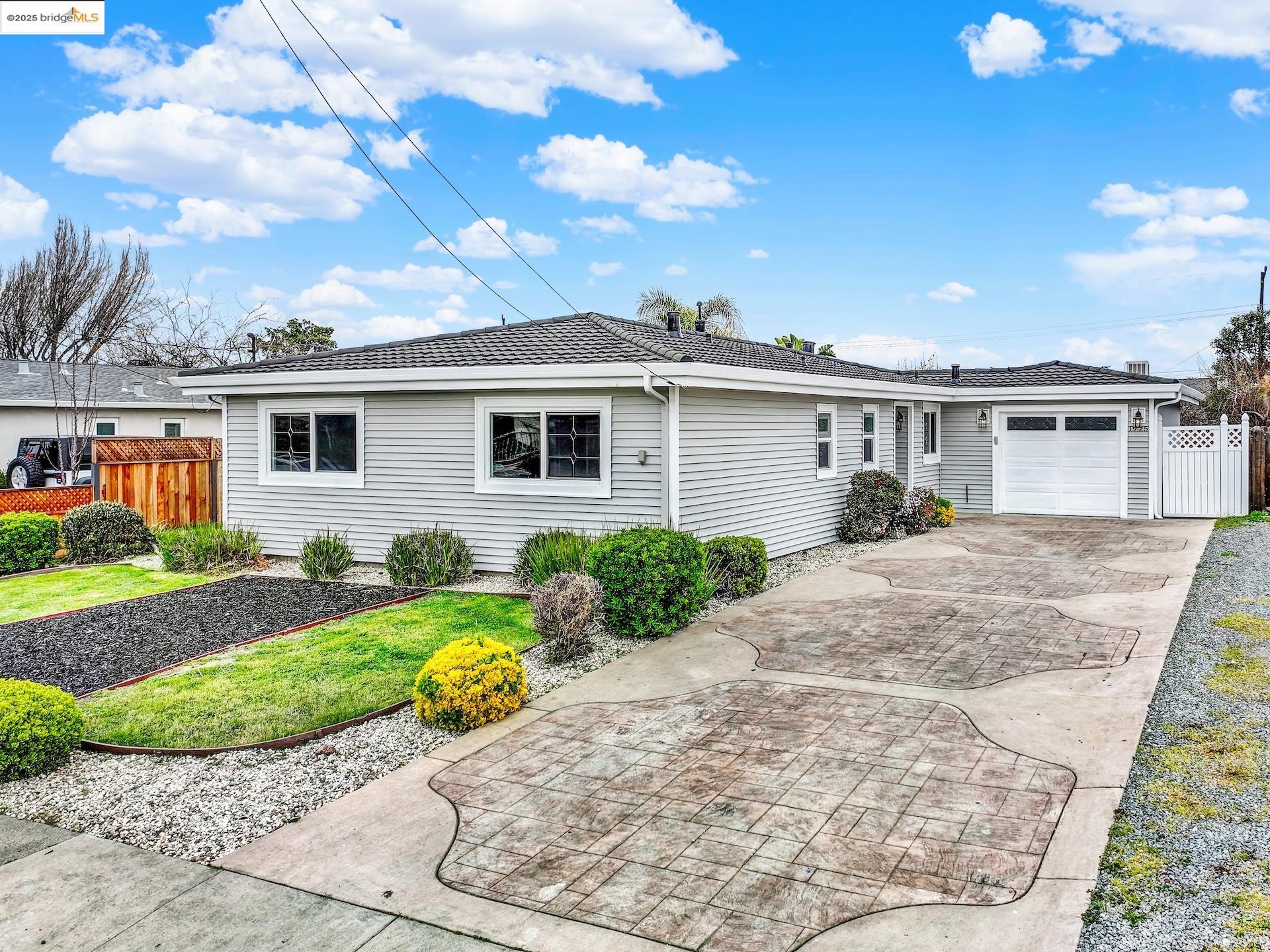 Detail Gallery Image 1 of 1 For 1925 Crestwood Dr, Antioch,  CA 94509 - 3 Beds | 2 Baths