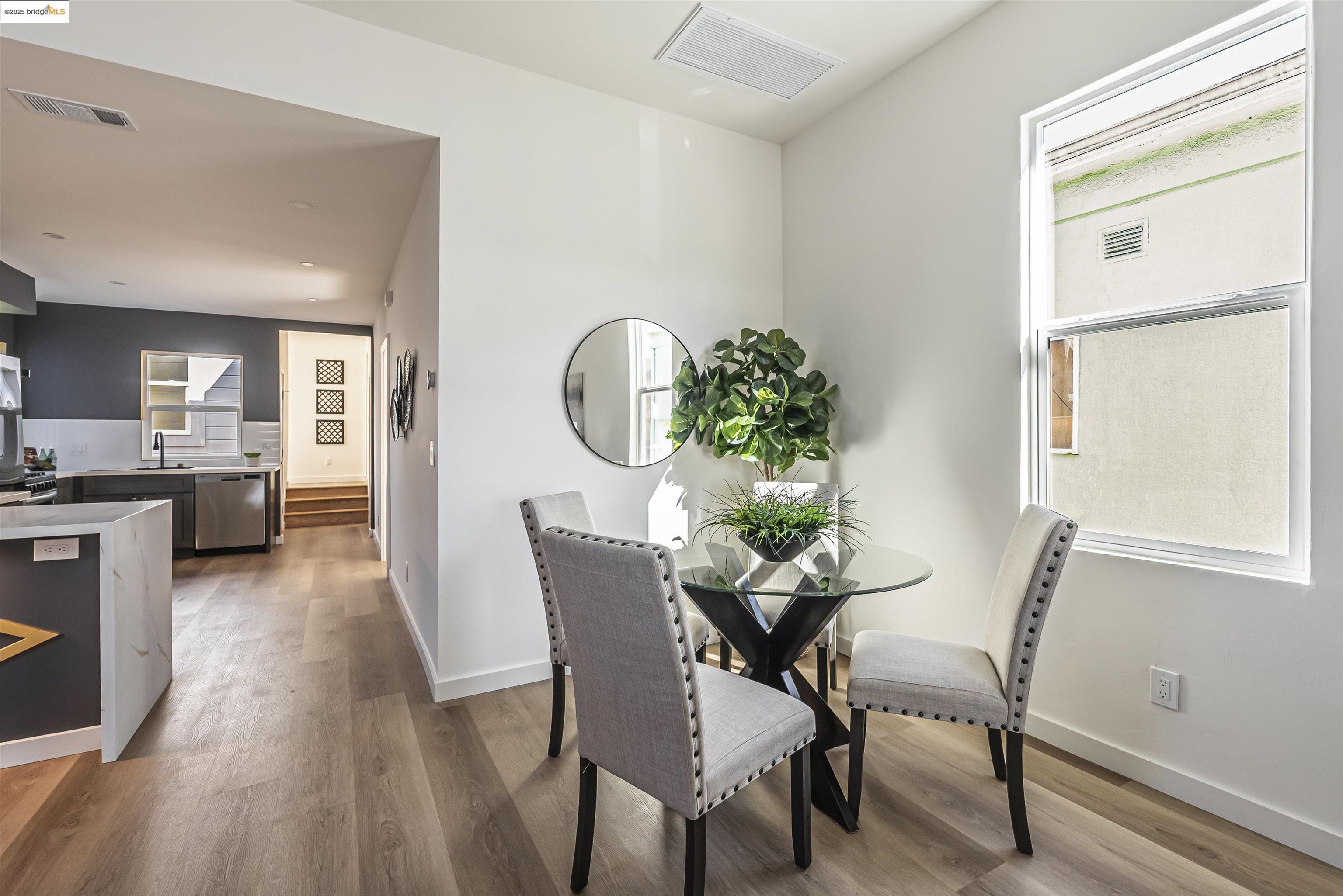 Detail Gallery Image 12 of 34 For 672 27th St, Oakland,  CA 94612 - 3 Beds | 2 Baths