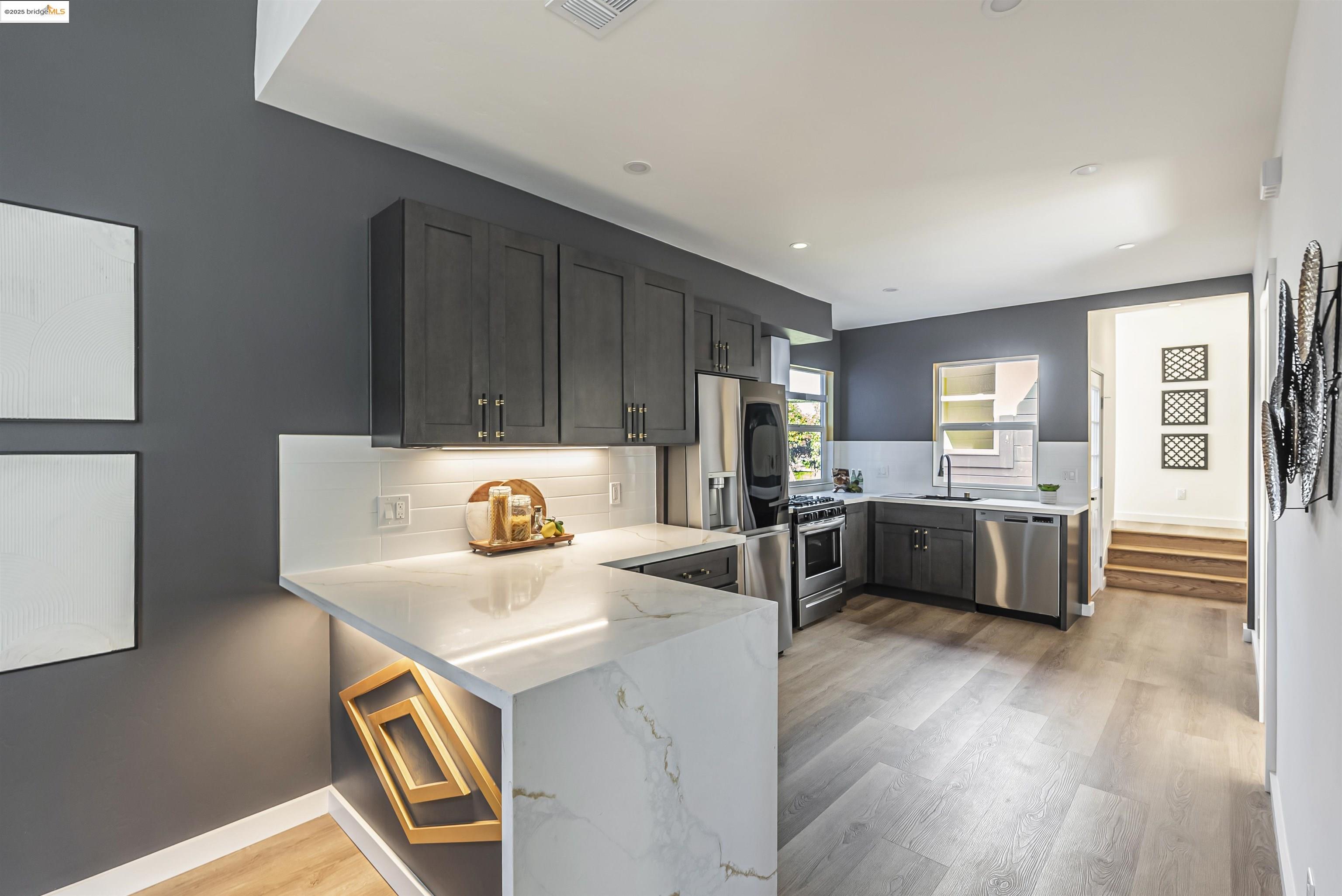 Detail Gallery Image 8 of 34 For 672 27th St, Oakland,  CA 94612 - 3 Beds | 2 Baths