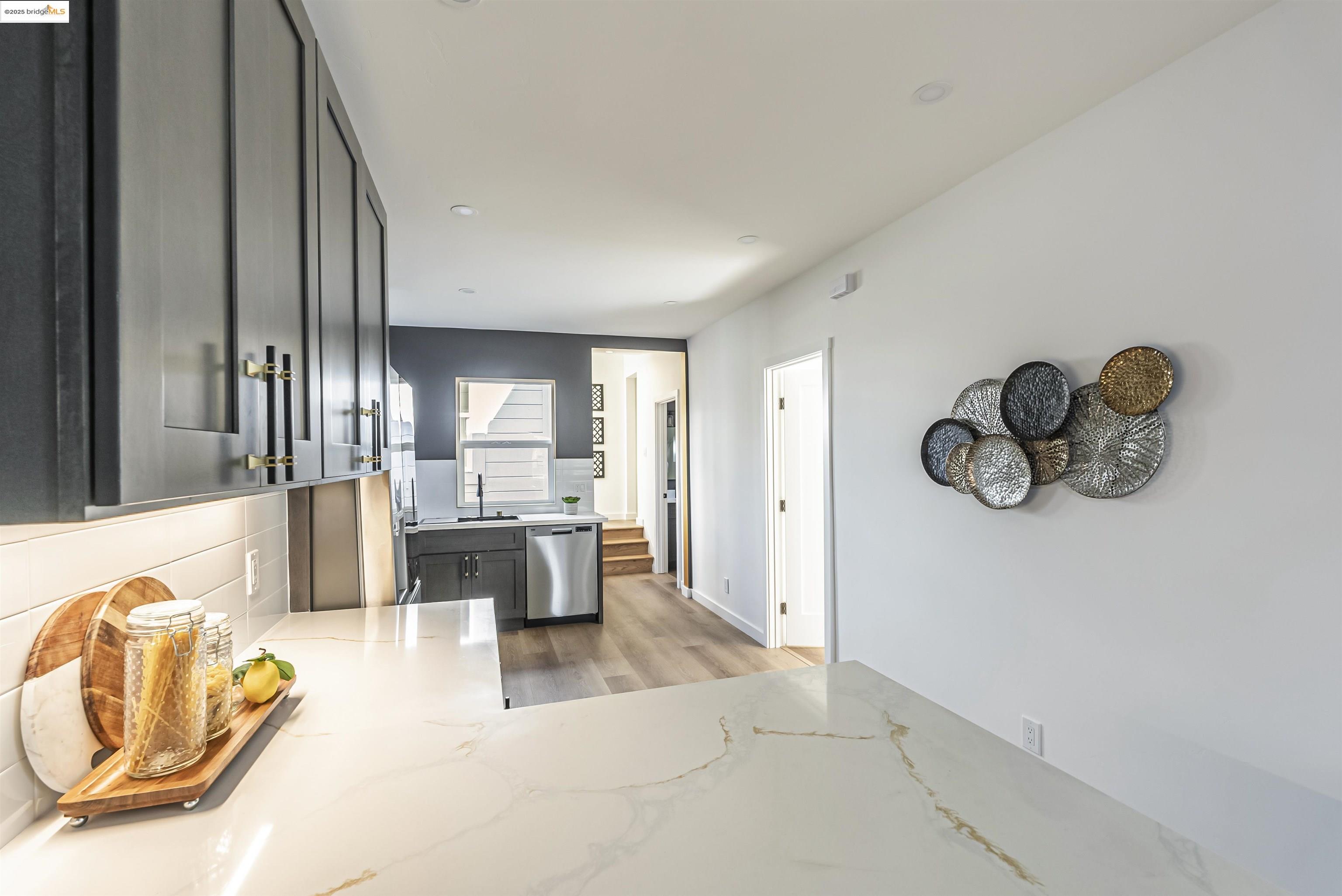 Detail Gallery Image 9 of 34 For 672 27th St, Oakland,  CA 94612 - 3 Beds | 2 Baths