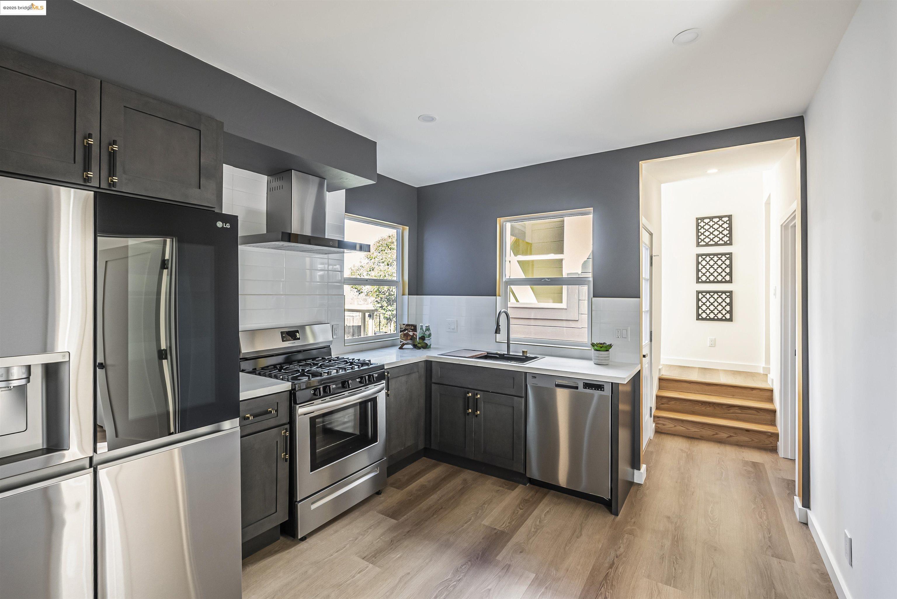 Detail Gallery Image 10 of 34 For 672 27th St, Oakland,  CA 94612 - 3 Beds | 2 Baths