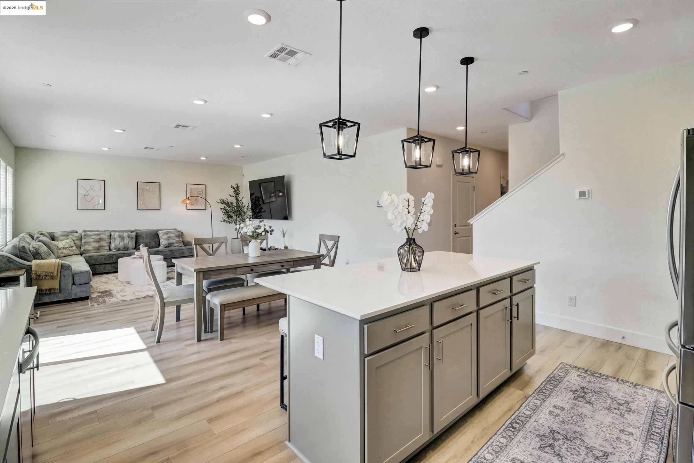 Detail Gallery Image 5 of 36 For 15558 Loop River Rd, Lathrop,  CA 95330 - 5 Beds | 3 Baths