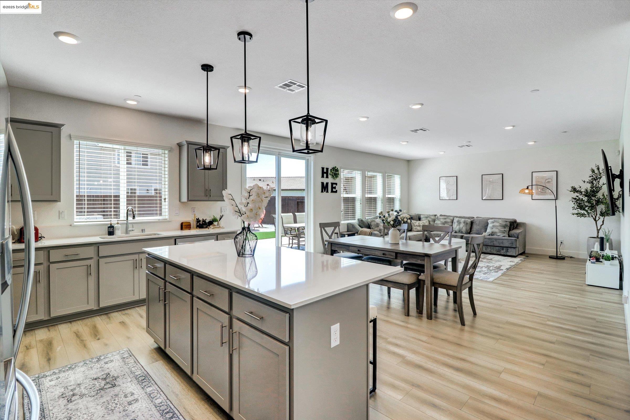 Detail Gallery Image 6 of 36 For 15558 Loop River Rd, Lathrop,  CA 95330 - 5 Beds | 3 Baths