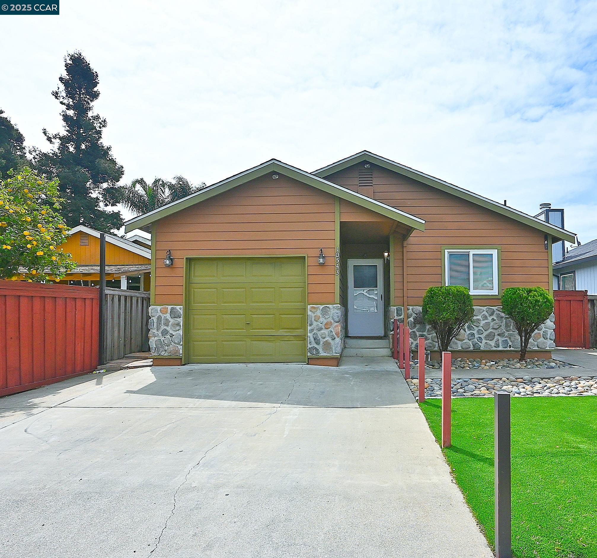 Detail Gallery Image 1 of 1 For 10543 Creekside Cir, Oakland,  CA 94603 - 3 Beds | 2 Baths