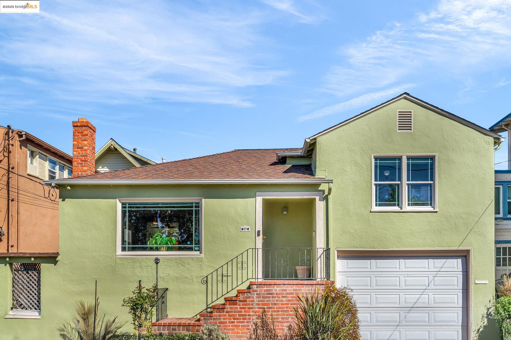 Detail Gallery Image 2 of 38 For 688 66th Street, Oakland,  CA 94609 - 2 Beds | 2/1 Baths