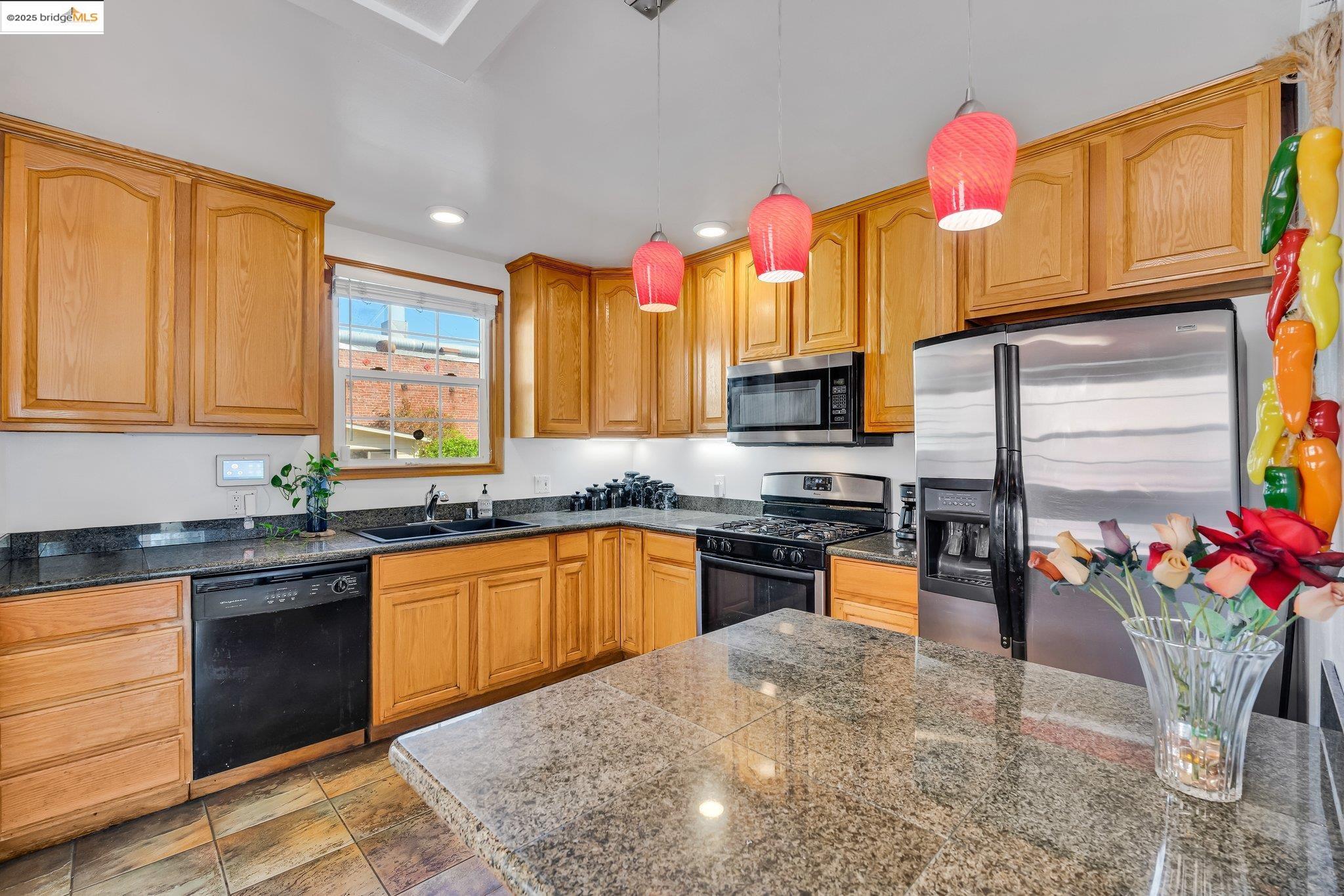 Detail Gallery Image 11 of 38 For 688 66th Street, Oakland,  CA 94609 - 2 Beds | 2/1 Baths